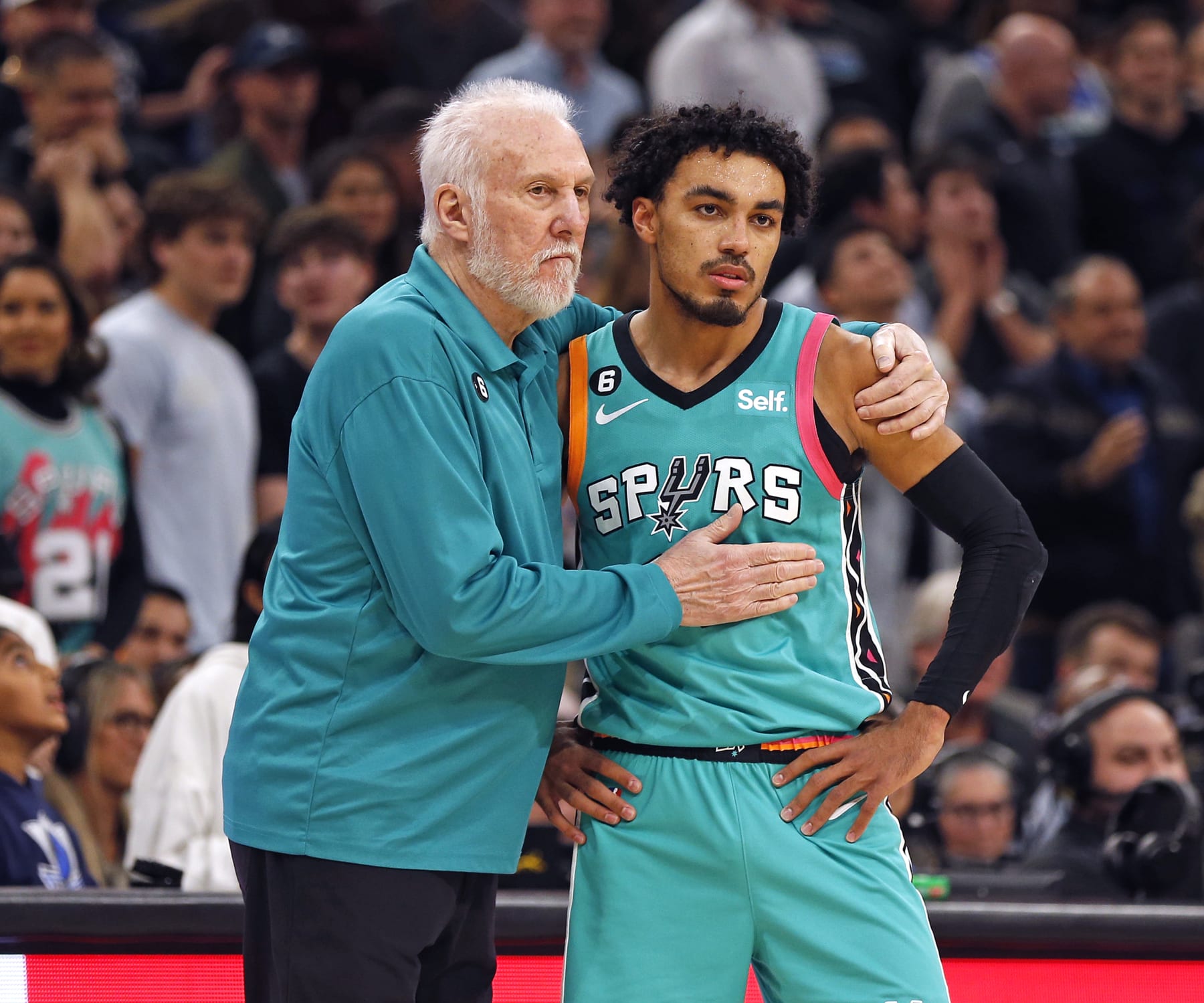 SAN ANTONIO, TX - DECEMBER 31:  Tre Jones #33 of the San Antonio Spurs is consoled by head coach Gregg Popovich after missing a foul shot that would have tied the game late in the second half against the Dallas Mavericks at AT&T Center on December 31, 2022 in San Antonio, Texas. NOTE TO USER: User expressly acknowledges and agrees that, by downloading and or using this photograph, User is consenting to terms and conditions of the Getty Images License Agreement. (Photo by Ronald Cortes/Getty Images)
