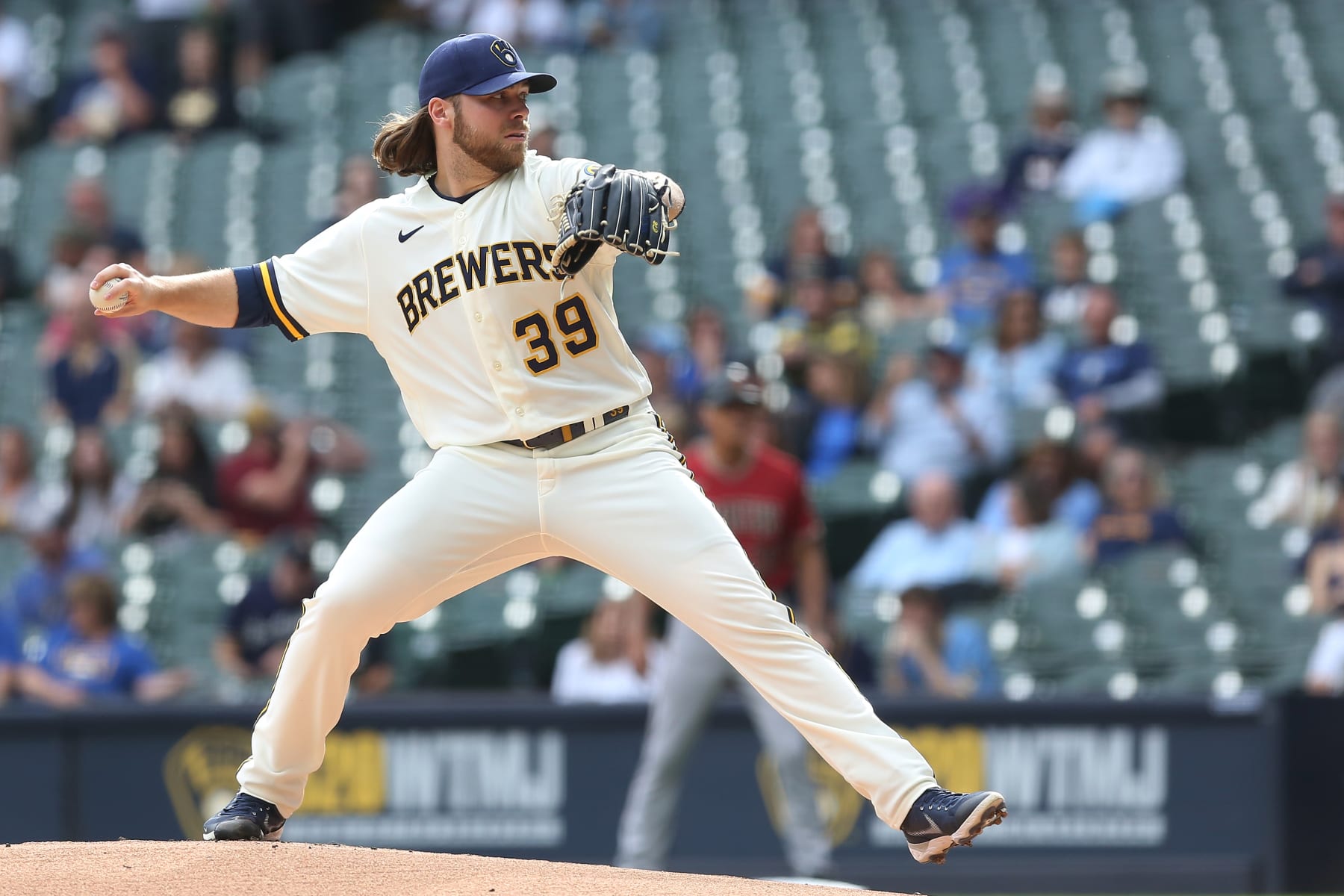 MILWAUKEE, WI - OCTOBER 05: Milwaukee Brewers starting pitcher Corbin Burnes (39) throws during a game between the Milwaukee Brewers and the Arizona Diamondbacks on October 5, 2022, at American Family Field, in Milwaukee, WI. (Photo by Larry Radloff/Icon Sportswire via Getty Images)