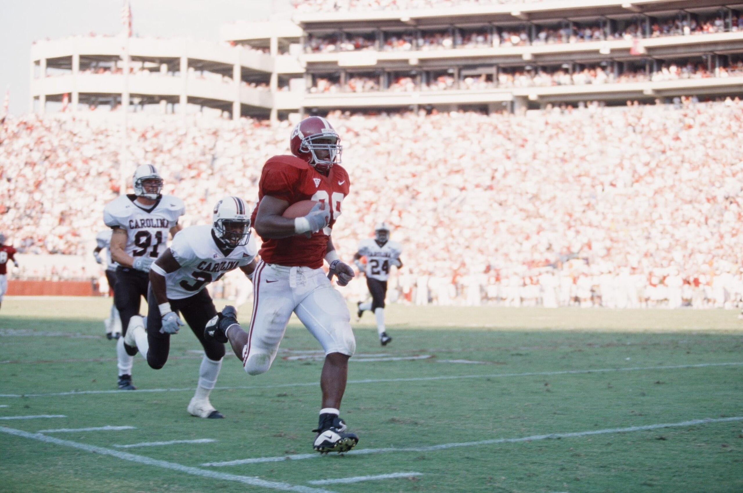 USA - SEPTEMBER 30: Ahmaad Galloway of the Alabama Crimson Tide runs with the ball against the South Carolina Gamecocks on September 30, 2000. (Photo by Sporting News via Getty Images via Getty Images)  