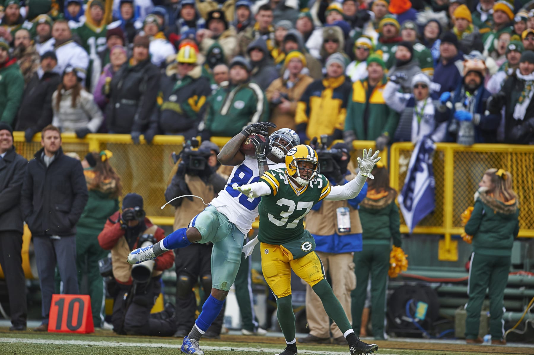 Football: NFC Playoffs: Dallas Cowboys Dez Bryant (88) in action, making touchdown vs Green Bay Packers Sam Shields (37) during 4th quarter at Lambeau Field. The referees ruled that contact with ground caused an incomplete pass upon review. 
Green Bay, WI 1/11/2015
CREDIT: David E. Klutho (Photo by David E. Klutho /Sports Illustrated via Getty Images)
(Set Number: X159132 TK1 )