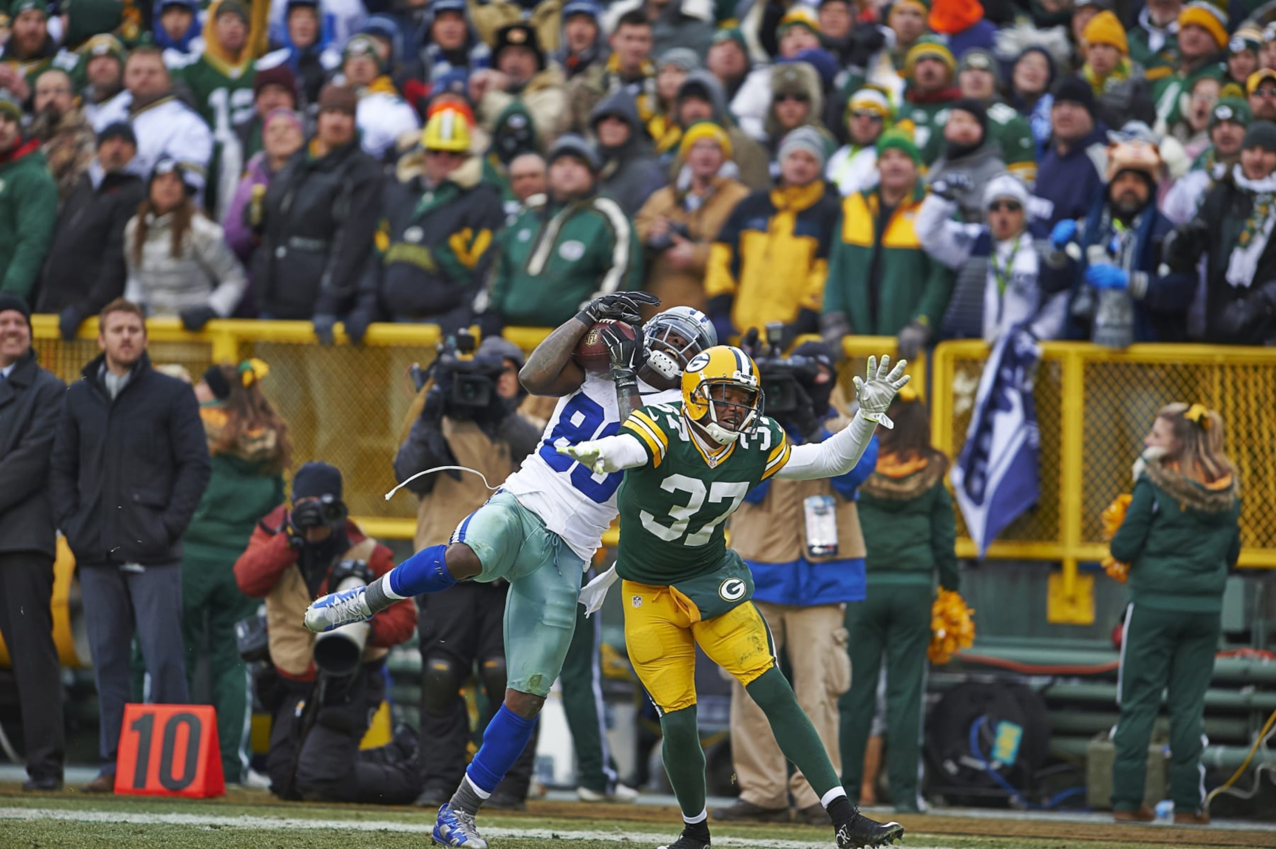Football: NFC Playoffs: Dallas Cowboys Dez Bryant (88) in action, making touchdown vs Green Bay Packers Sam Shields (37) during 4th quarter at Lambeau Field. The referees ruled that contact with ground caused an incomplete pass upon review. 
Green Bay, WI 1/11/2015
CREDIT: David E. Klutho (Photo by David E. Klutho /Sports Illustrated via Getty Images)
(Set Number: X159132 TK1 )