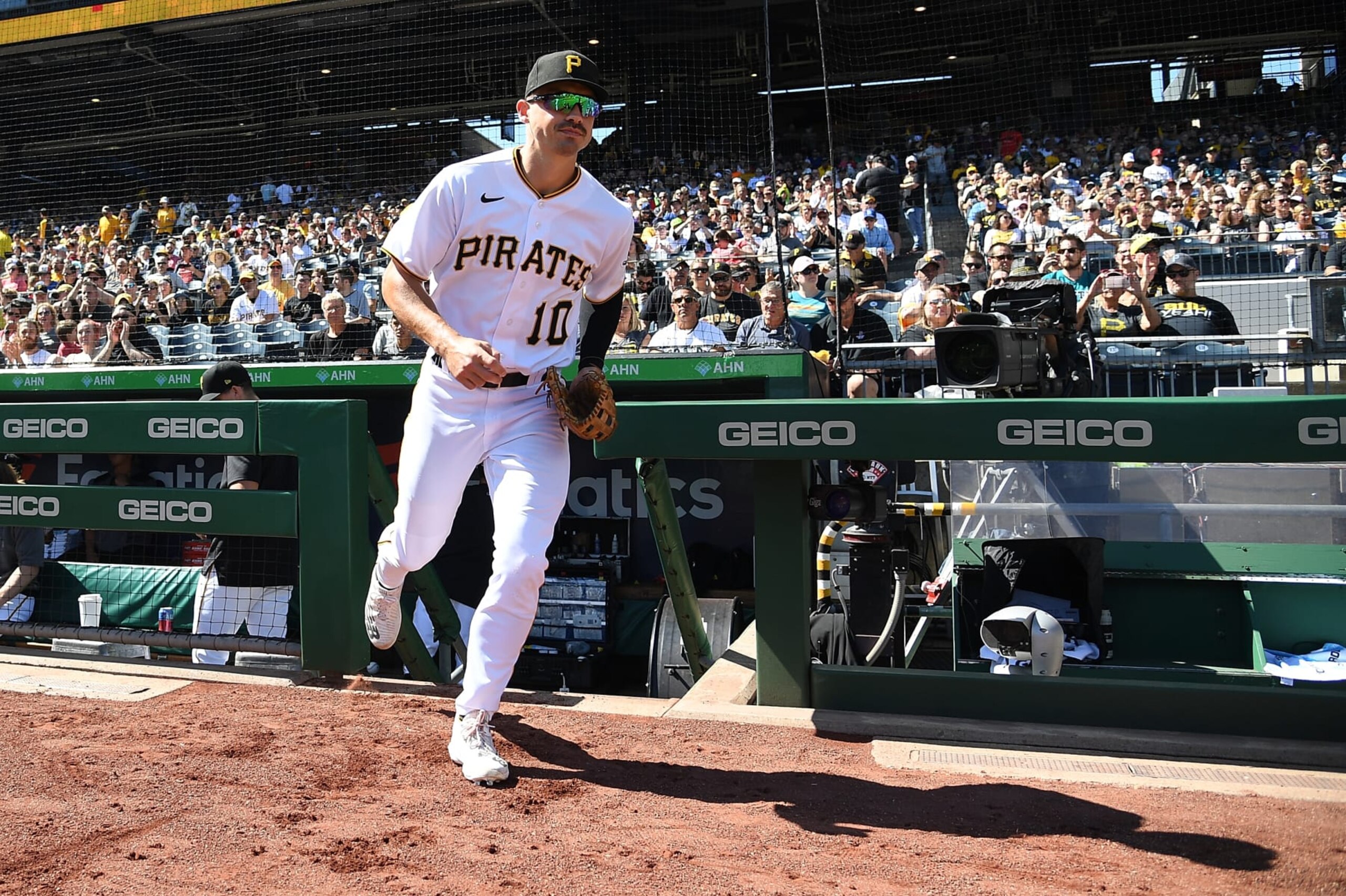 PITTSBURGH, PA - JUNE 18: Bryan Reynolds #10 of the Pittsburgh Pirates takes the field in the first inning during the game against the San Francisco Giants at PNC Park on June 18, 2022 in Pittsburgh, Pennsylvania. (Photo by Justin Berl/Getty Images)