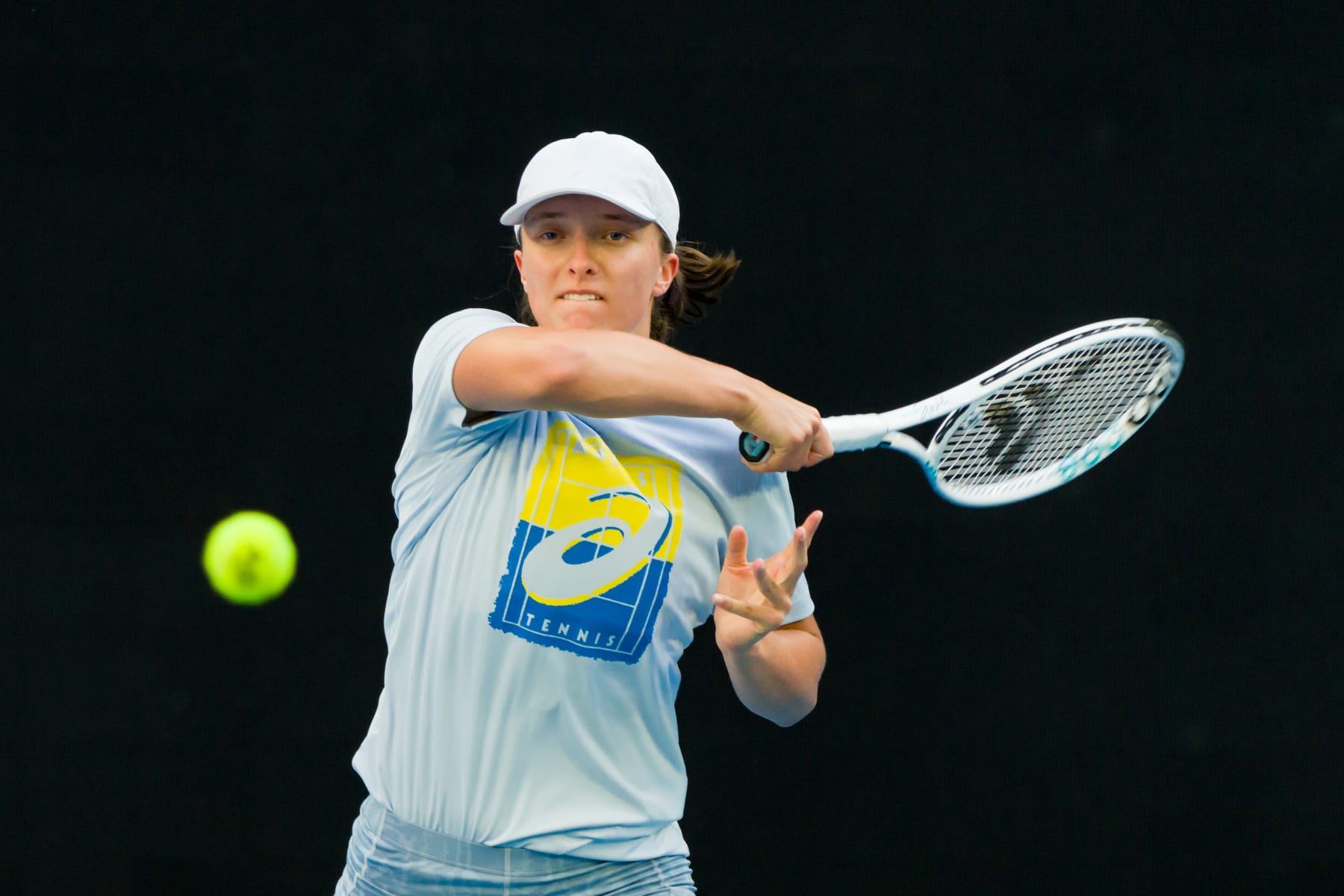 MELBOURNE, AUSTRALIA - JANUARY 14: Iga Swiatek of Poland play a forehand during a practice session ahead of the 2023 Australian Open at Melbourne Park on January 14, 2023 in Melbourne, Australia. (Photo by Andy Cheung/Getty Images)