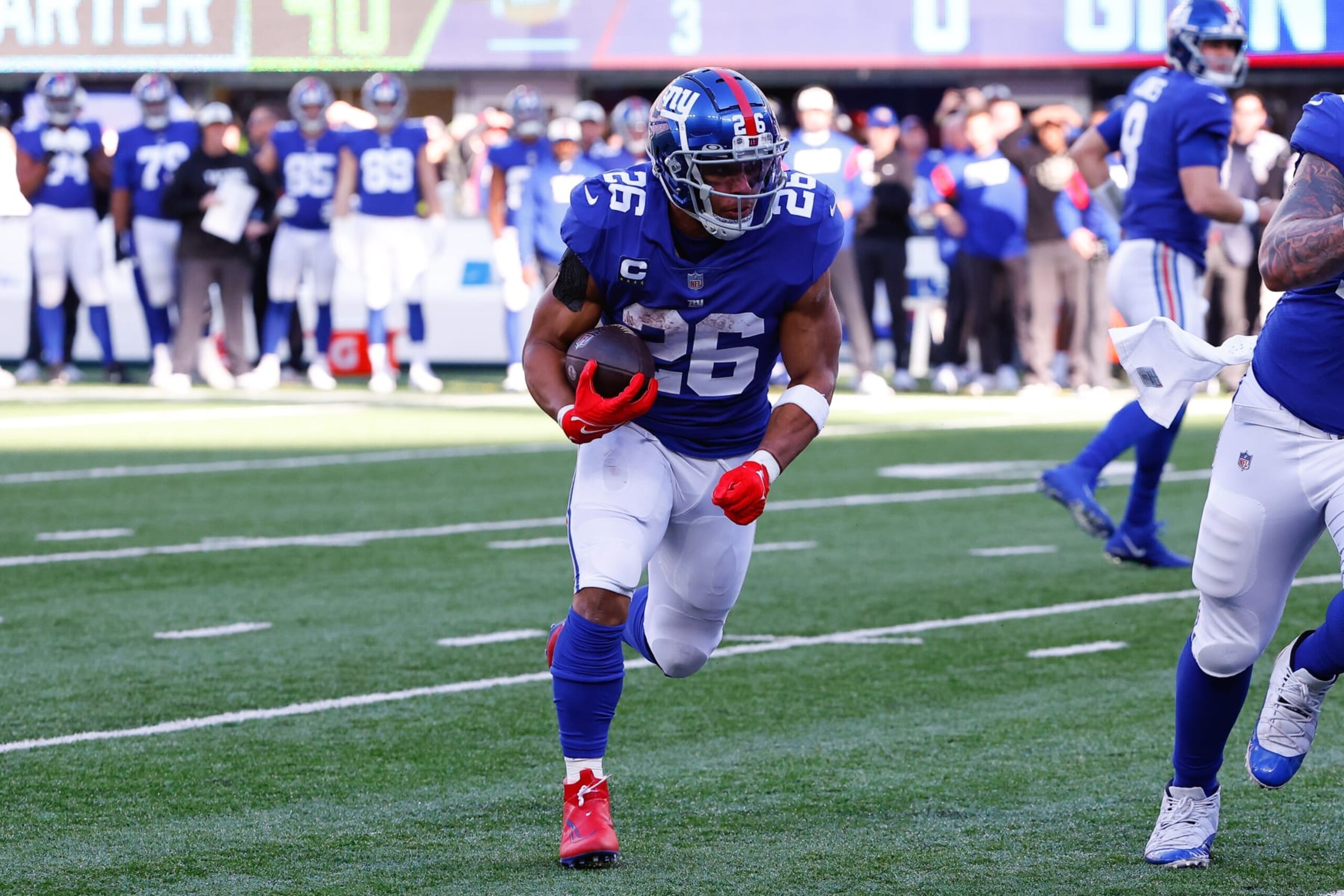 EAST RUTHERFORD, NJ - JANUARY 01:  New York Giants running back Saquon Barkley (26) runs during the National Football League game between the New York Giants and the Indianapolis Colts on January 1, 2023 at MetLife Stadium in East Rutherford, New Jersey.  (Photo by Rich Graessle/Icon Sportswire via Getty Images)