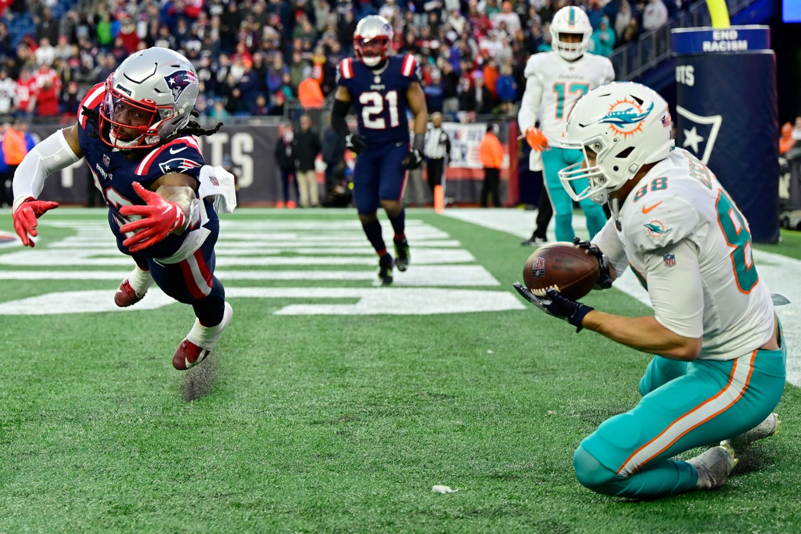 FOXBOROUGH, MASSACHUSETTS - JANUARY 01: Mike Gesicki #88 of the Miami Dolphins catches a pass for a touchdown against Kyle Dugger #23 of the New England Patriots during the fourth quarter at Gillette Stadium on January 01, 2023 in Foxborough, Massachusetts. (Photo by Billie Weiss/Getty Images)