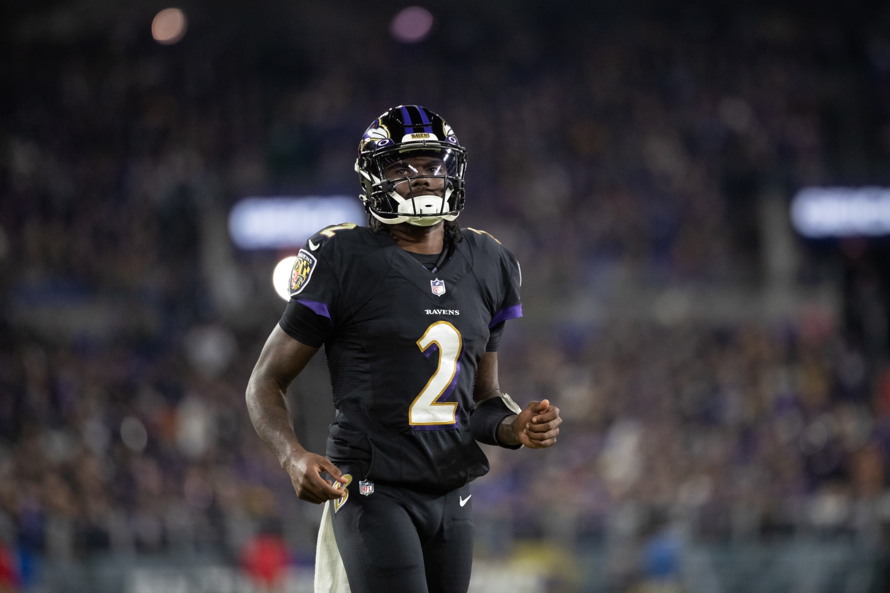 BALTIMORE, MD - JANUARY 01: Baltimore Ravens quarterback Tyler Huntley (2) runs onto the field during the game between the Pittsburgh Steelers and the Baltimore Ravens on January 1, 2023 at M&T Bank Stadium in Baltimore, MD. (Photo by Charles Brock/Icon Sportswire via Getty Images)
