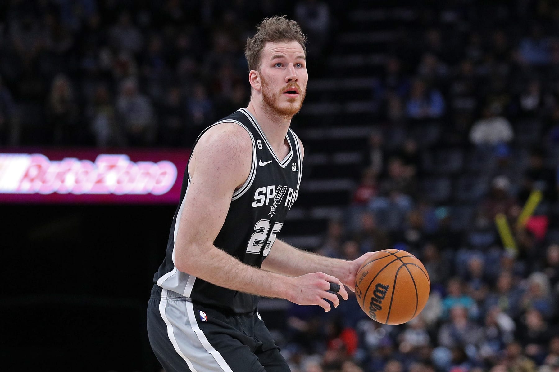 MEMPHIS, TENNESSEE - JANUARY 09: Jakob Poeltl #25 of the San Antonio Spurs during the game against the Memphis Grizzlies at FedExForum on January 09, 2023 in Memphis, Tennessee. NOTE TO USER: User expressly acknowledges and agrees that, by downloading and or using this photograph, User is consenting to the terms and conditions of the Getty Images License Agreement. (Photo by Justin Ford/Getty Images)