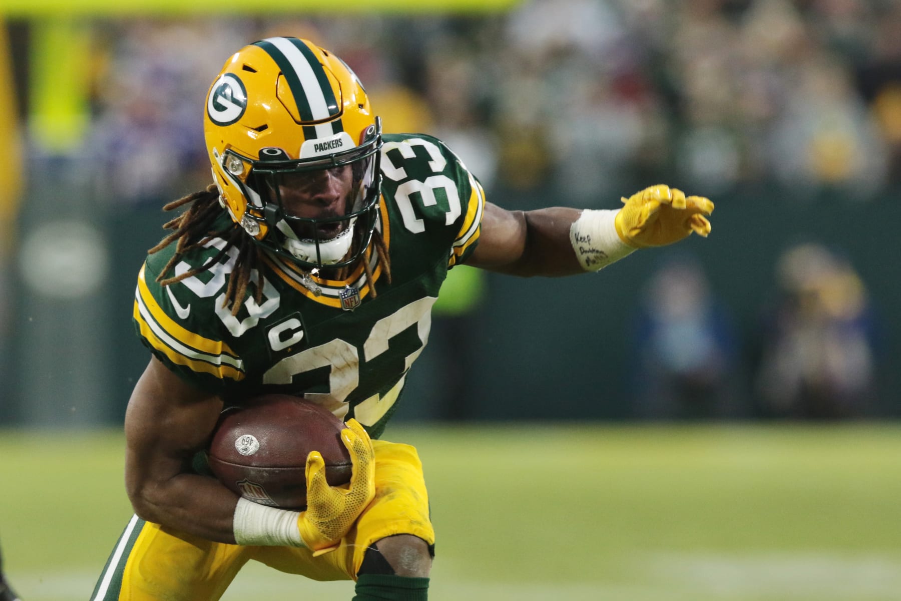 GREEN BAY, WI - JANUARY 01: Green Bay Packers running back Aaron Jones (33) runs with the ball during a game between the Green Bay Packers and the Minnesota Vikings on January 1, 2023 at Lambeau Field in Green Bay, WI. (Photo by Larry Radloff/Icon Sportswire via Getty Images)