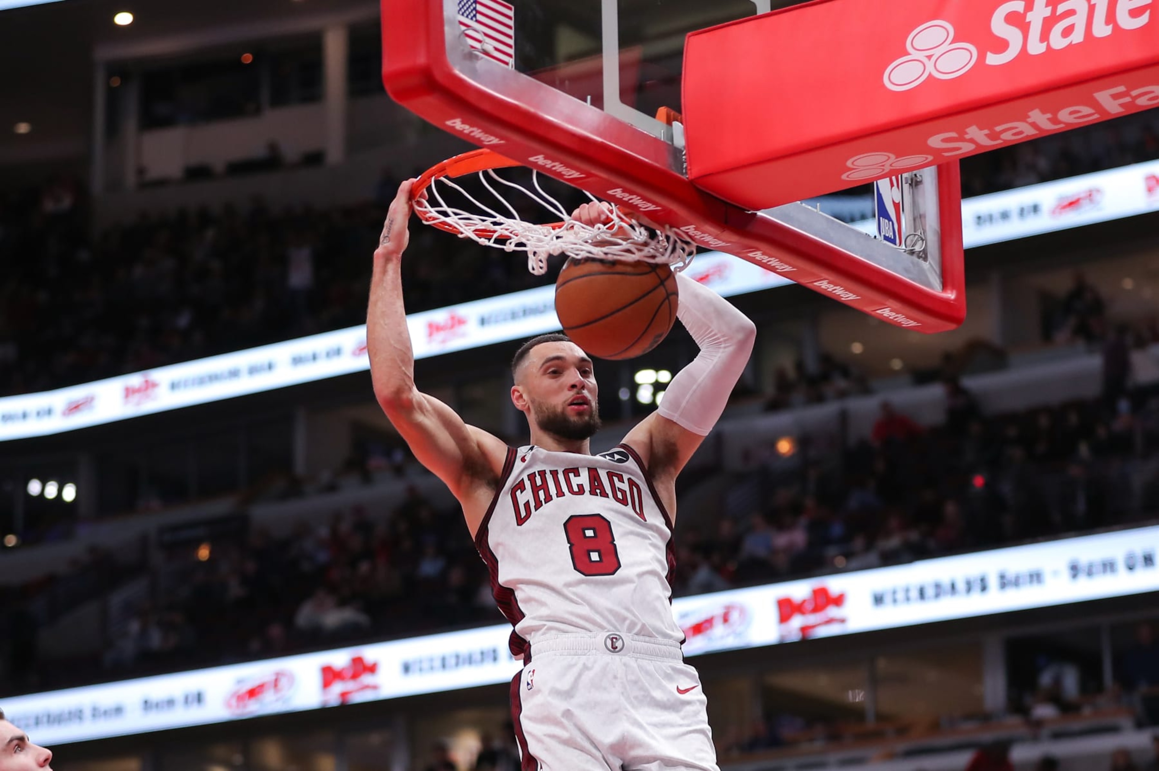 CHICAGO, IL - JANUARY 13: Chicago Bulls Guard Zach LaVine (8) slam dunks during a NBA game between the Oklahoma City Thunder and the Chicago Bulls on January 13, 2023 at the United Center in Chicago, IL. (Photo by Melissa Tamez/Icon Sportswire via Getty Images)