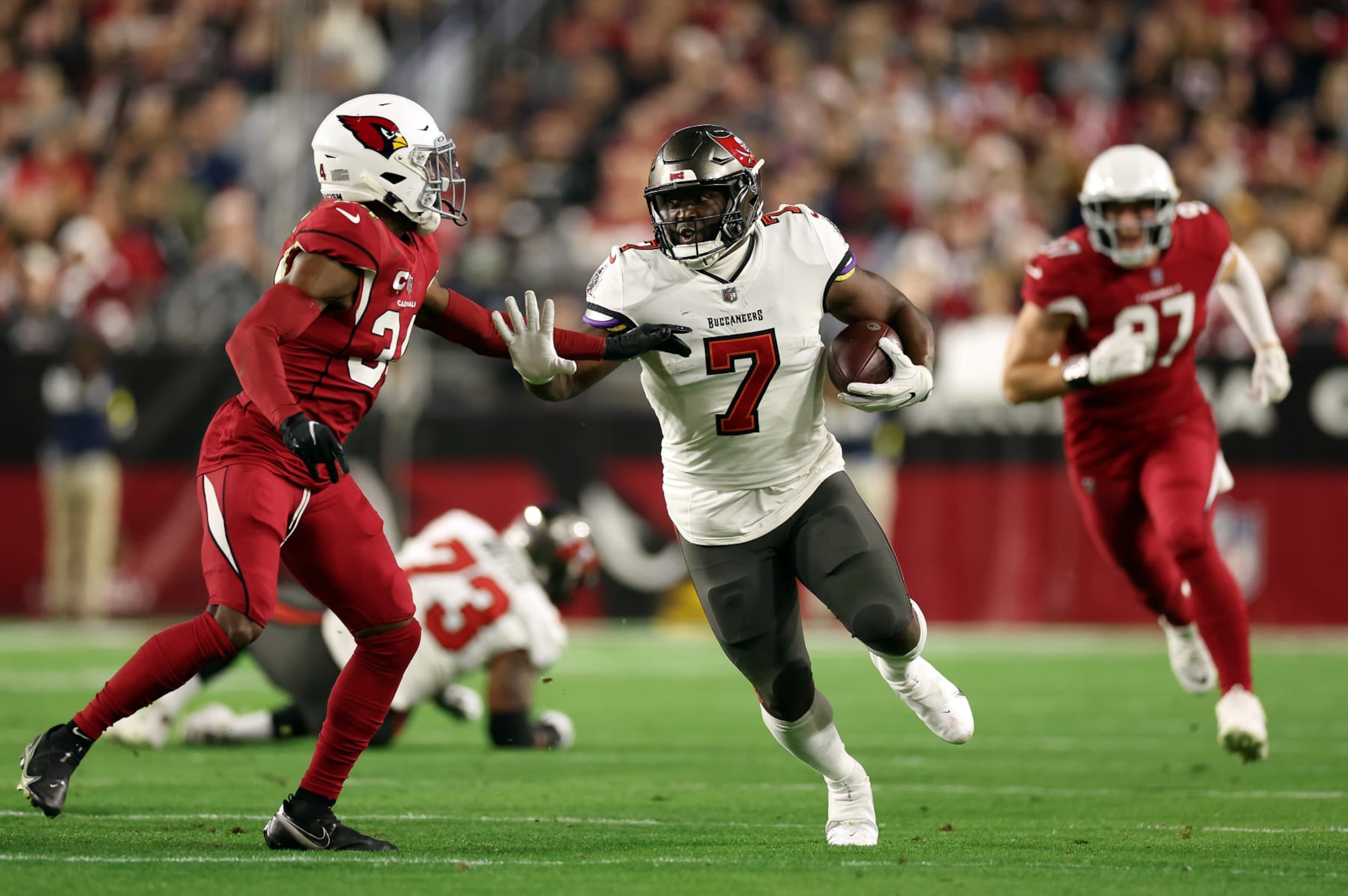 GLENDALE, ARIZONA - DECEMBER 25: Leonard Fournette #7 of the Tampa Bay Buccaneers carries the ball during the 1st half of the game against the Arizona Cardinals at State Farm Stadium on December 25, 2022 in Glendale, Arizona. (Photo by Christian Petersen/Getty Images) GLENDALE, ARIZONA - DECEMBER 25: Leonard Fournette #7 of the Tampa Bay Buccaneers carries the ball during the 1st half of the game against the Arizona Cardinals at State Farm Stadium on December 25, 2022 in Glendale, Arizona. (Photo by Christian Petersen/Getty Images)