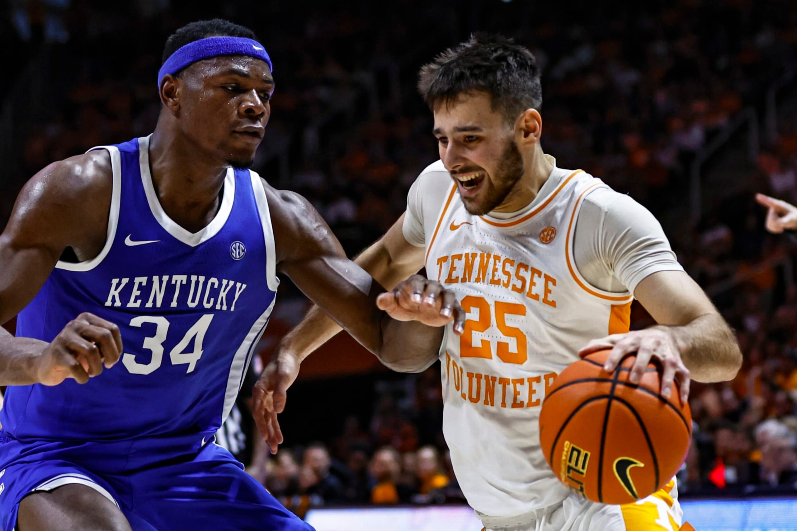 Tennessee guard Santiago Vescovi (25) drives against Kentucky forward Oscar Tshiebwe (34) during the first half of an NCAA college basketball game Saturday, Jan. 14, 2023, in Knoxville, Tenn. (AP Photo/Wade Payne)