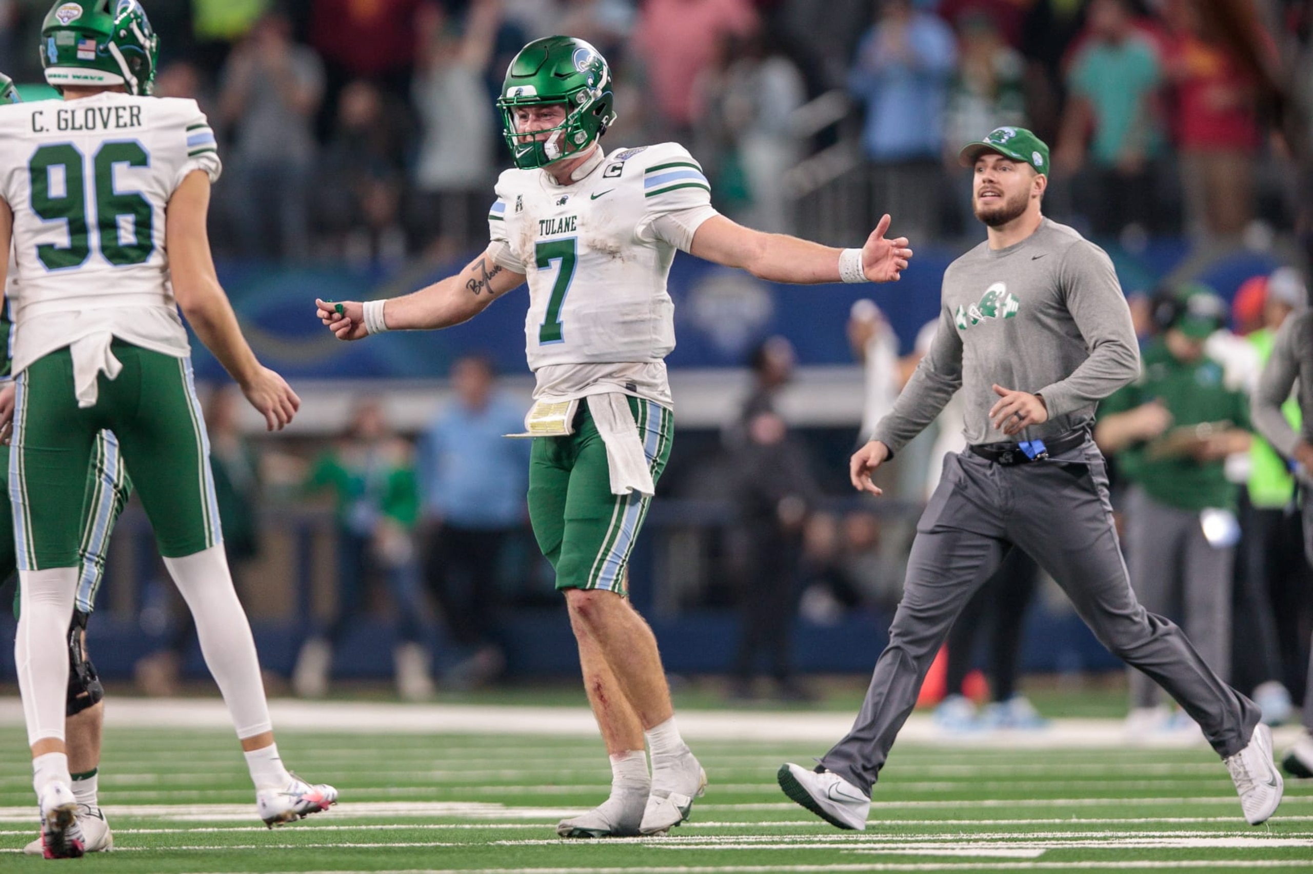 ARLINGTON, TX - JANUARY 02: Tulane Green Wave quarterback Michael Pratt (7) reacts after a favorable call by the referees for a touchdown during the game against the USC Trojans on January 2nd, 2023 at ATT Stadium in Arlington Texas. (Photo by William Purnell/Icon Sportswire via Getty Images)