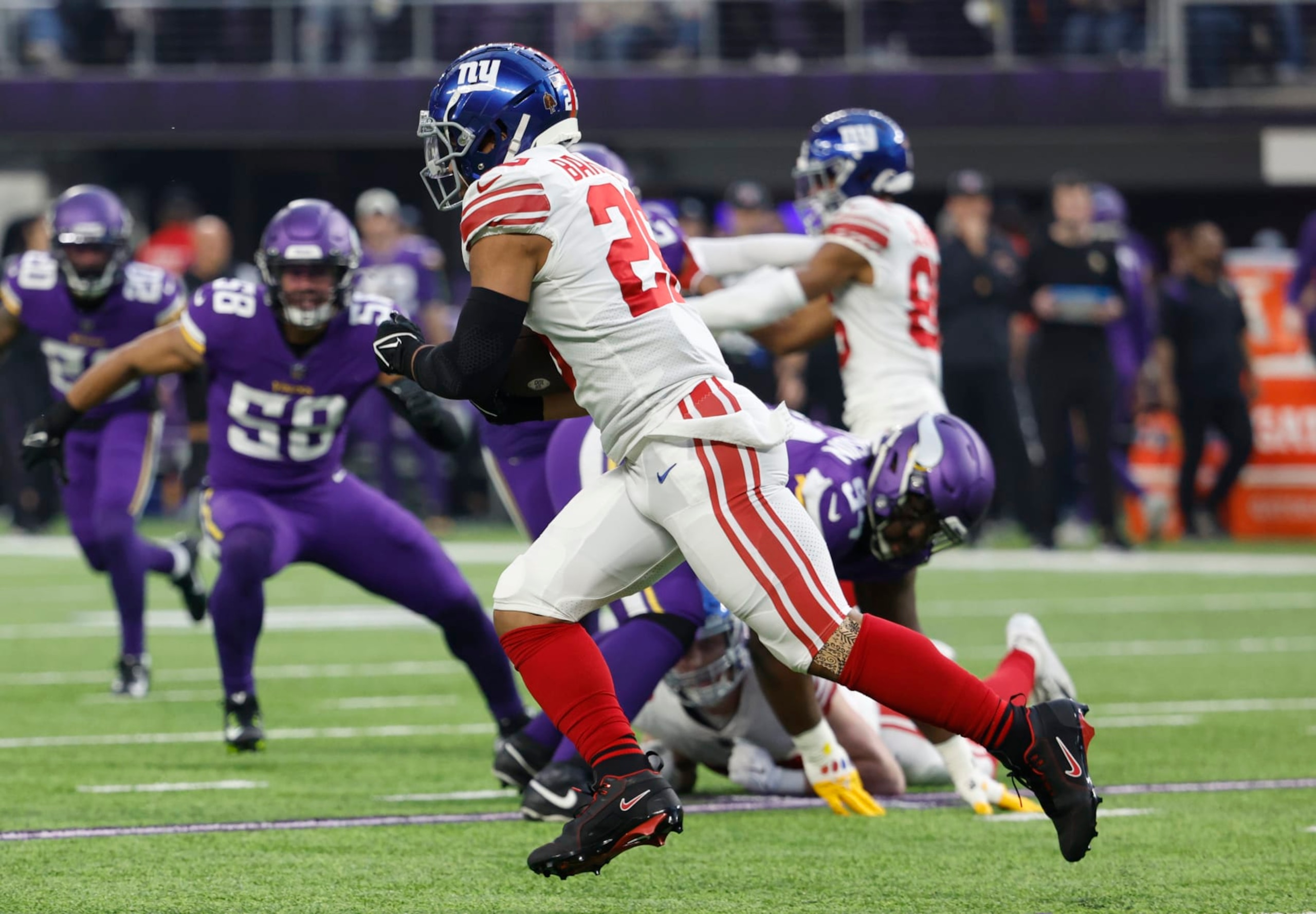 MINNEAPOLIS, MINNESOTA - JANUARY 15: Saquon Barkley #26 of the New York Giants rushes during the first quarter against the Minnesota Vikings in the NFC Wild Card playoff game at U.S. Bank Stadium on January 15, 2023 in Minneapolis, Minnesota. (Photo by David Berding/Getty Images)