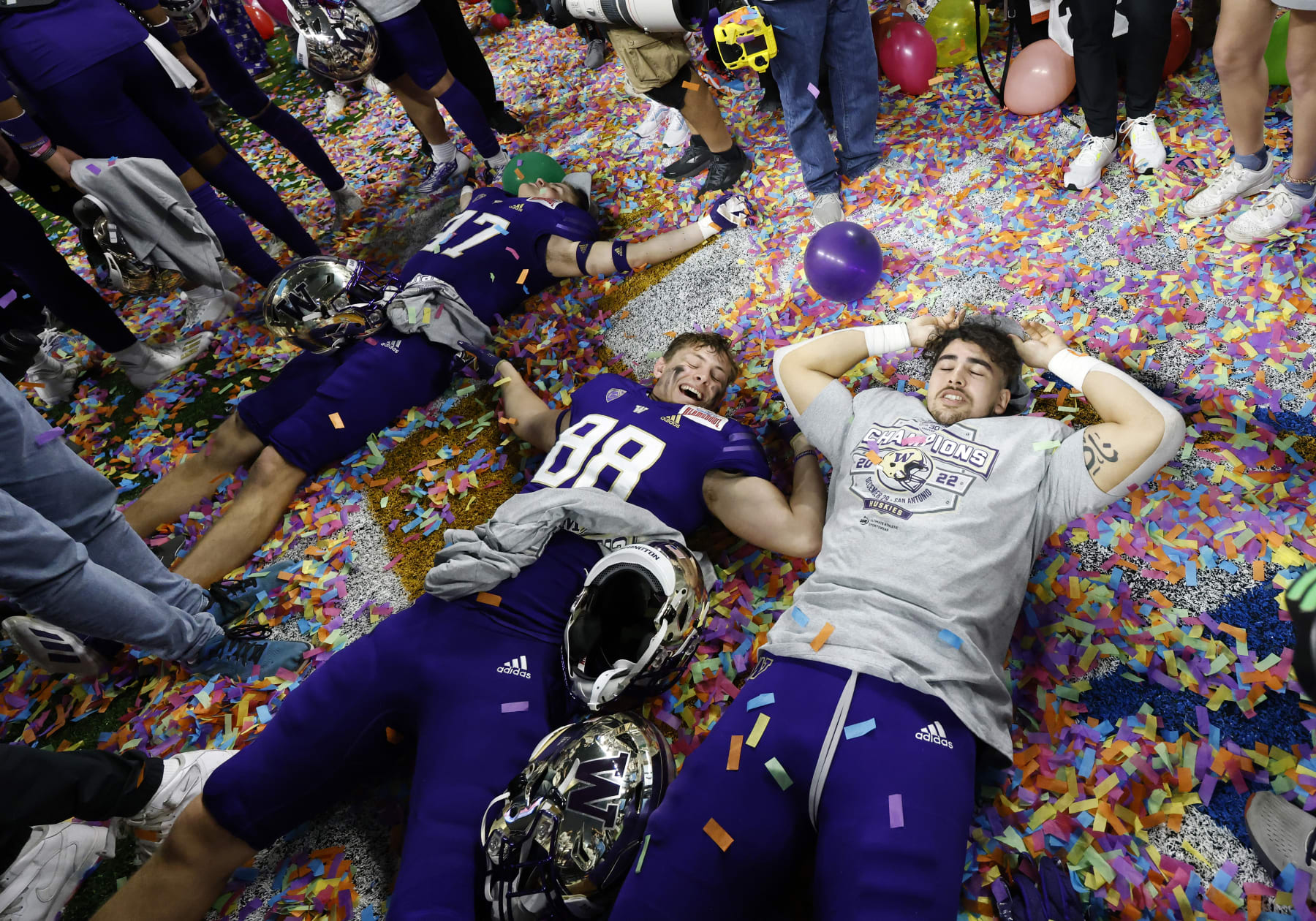 SAN ANTONIO, TX - DECEMBER 29: Washington Huskies defensive lineman Gage Harty (47), Washington Huskies tight end Quentin Moore (88) and teammate  celebrate after defeating the Texas Longhorns during the Valero Alamo Bowl football game at the Alamodome on December 29, 2022 in San Antonio, TX. (Photo by Adam Davis/Icon Sportswire via Getty Images)