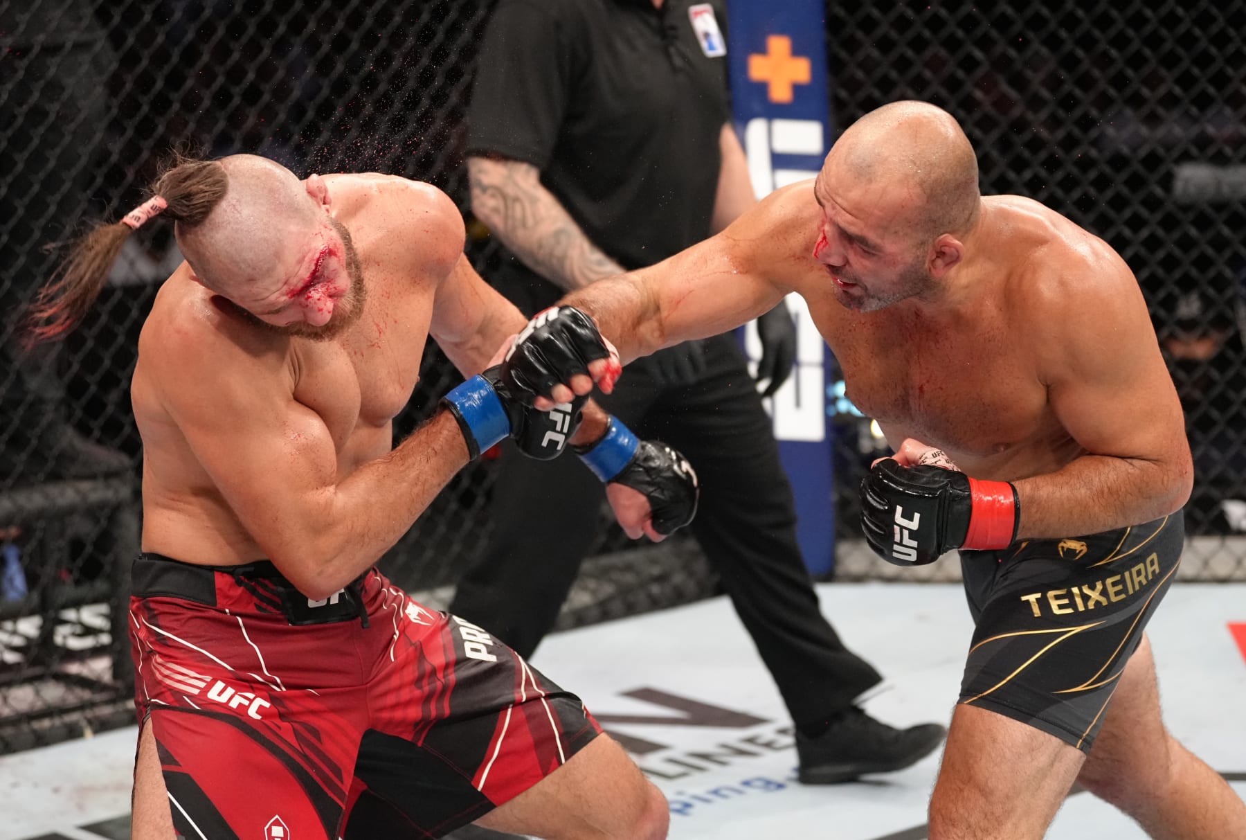 Glover Teixeira has a decided experience advantage over Jamahal Hill. 