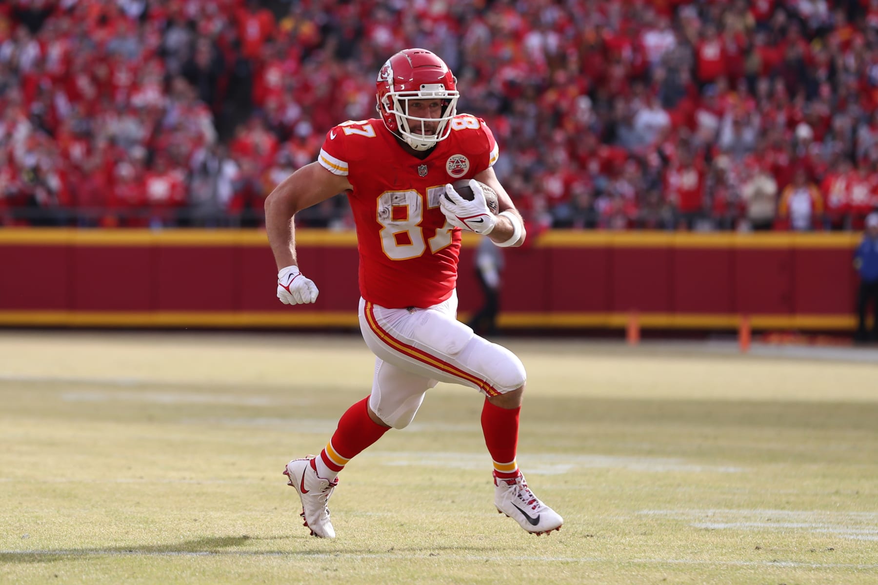 KANSAS CITY, MO - JANUARY 01: Kansas City Chiefs tight end Travis Kelce (87) runs in the open field in the second quarter of an AFC West game between the Denver Broncos and Kansas City Chiefs on January 1, 2023 at GEHA Field at.Arrowhead Stadium in Kansas City, MO. (Photo by Scott Winters/Icon Sportswire via Getty Images)