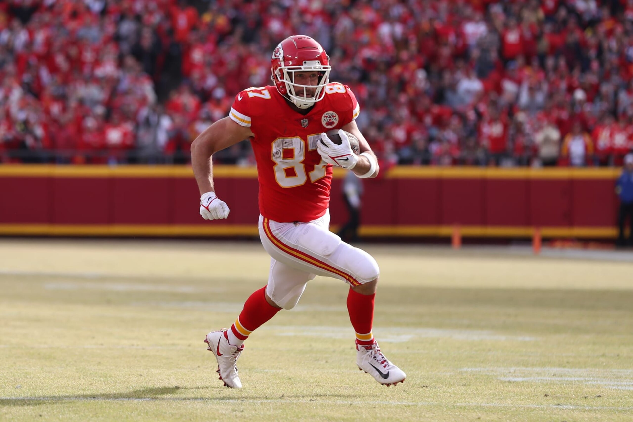 KANSAS CITY, MO - JANUARY 01: Kansas City Chiefs tight end Travis Kelce (87) runs in the open field in the second quarter of an AFC West game between the Denver Broncos and Kansas City Chiefs on January 1, 2023 at GEHA Field at.Arrowhead Stadium in Kansas City, MO. (Photo by Scott Winters/Icon Sportswire via Getty Images)