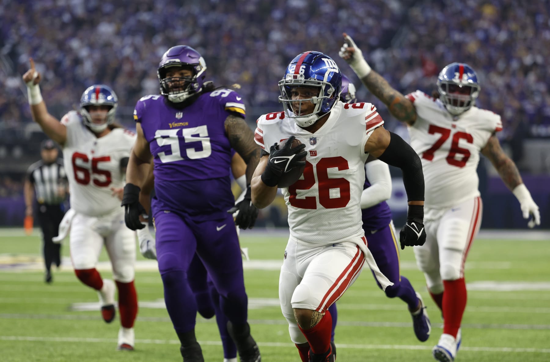 MINNEAPOLIS, MINNESOTA - JANUARY 15: Saquon Barkley #26 of the New York Giants rushes for a touchdown during the first quarter against the Minnesota Vikings in the NFC Wild Card playoff game at U.S. Bank Stadium on January 15, 2023 in Minneapolis, Minnesota. (Photo by David Berding/Getty Images)