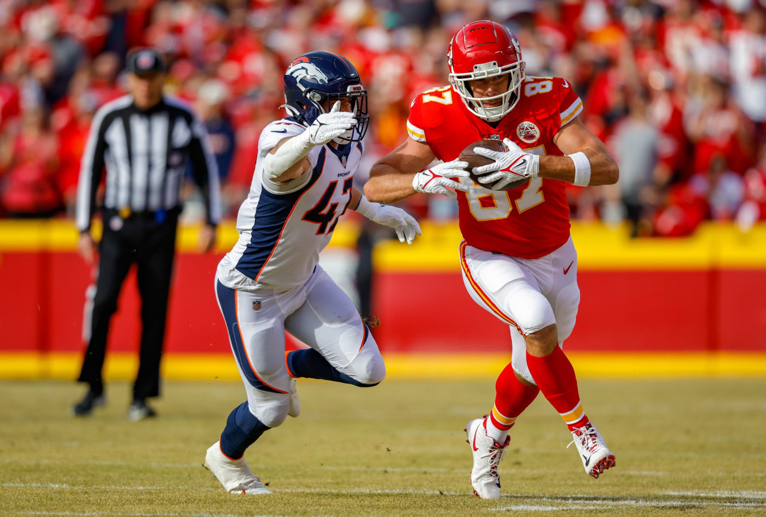 KANSAS CITY, MO - JANUARY 01: Travis Kelce #87 of the Kansas City Chiefs catches a first quarter pass near Josey Jewell #47 of the Denver Broncos at Arrowhead Stadium on January 1, 2023 in Kansas City, Missouri. (Photo by David Eulitt/Getty Images)