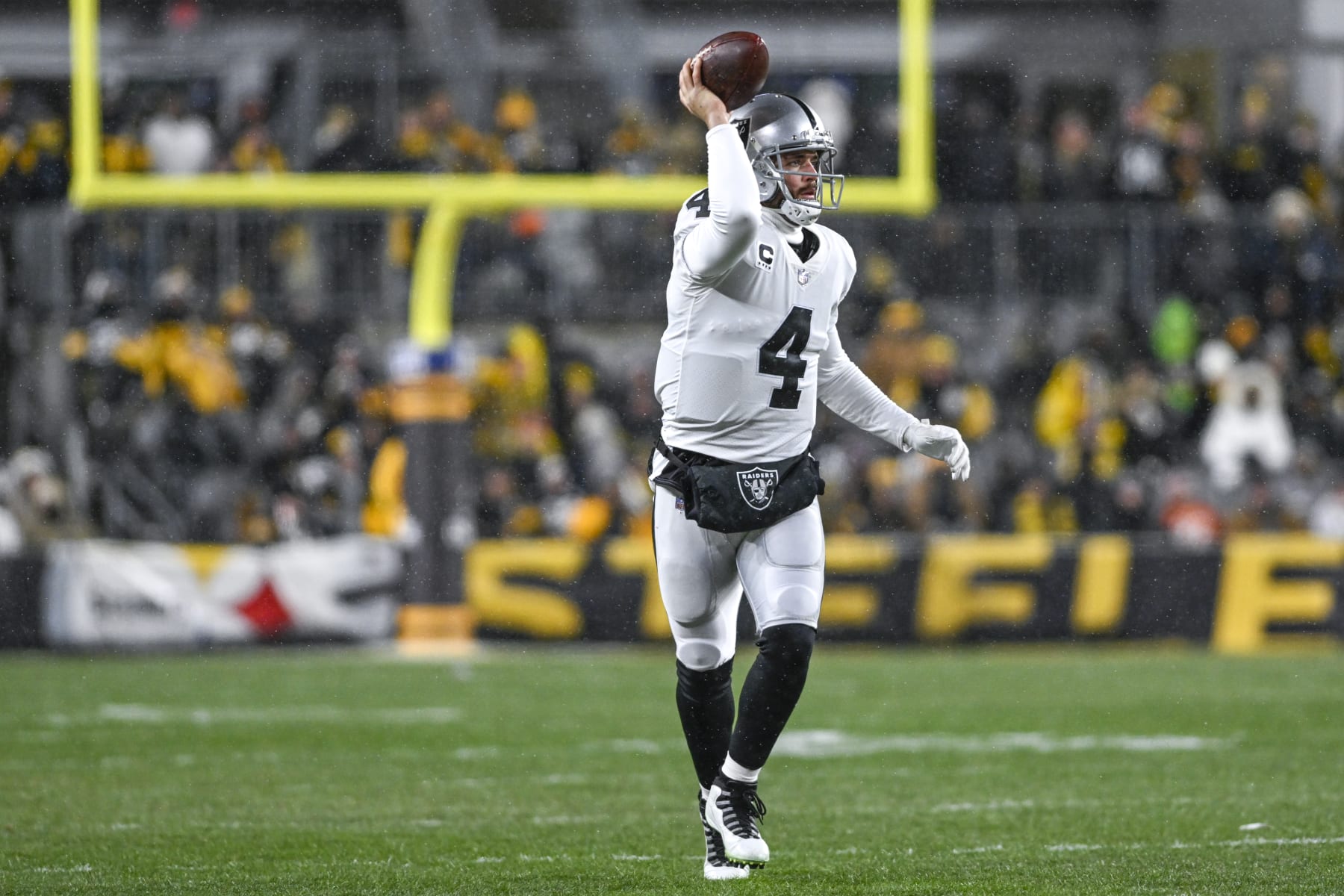 PITTSBURGH, PENNSYLVANIA - DECEMBER 24: Derek Carr #4 of the Las Vegas Raiders throws a pass in the first quarter against the Pittsburgh Steelers at Acrisure Stadium on December 24, 2022 in Pittsburgh, Pennsylvania. (Photo by Gaelen Morse/Getty Images)