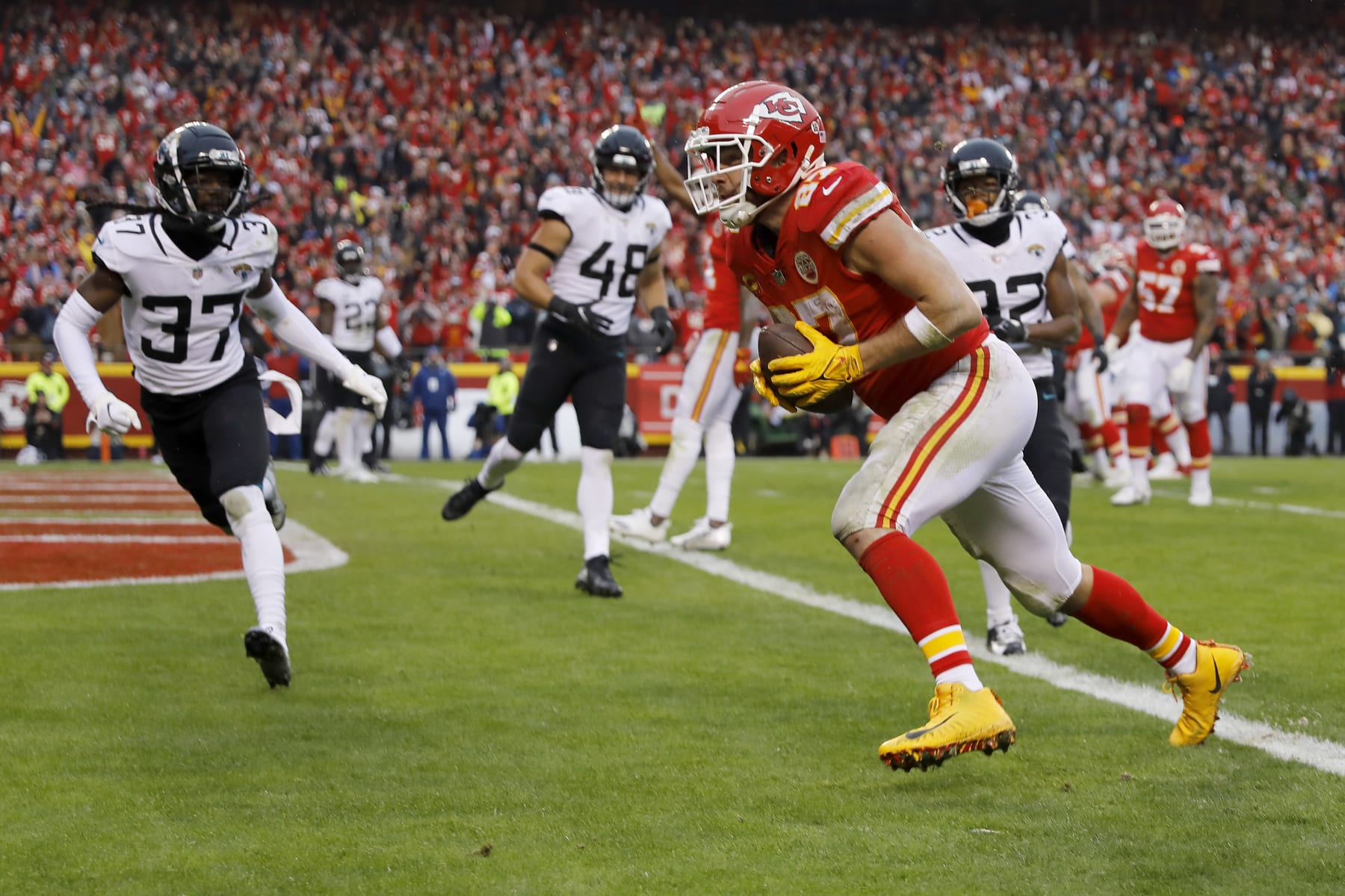 KANSAS CITY, MISSOURI - JANUARY 21: Travis Kelce #87 of the Kansas City Chiefs scores a touchdown against the Jacksonville Jaguars during the second quarter in the AFC Divisional Playoff game at Arrowhead Stadium on January 21, 2023 in Kansas City, Missouri. (Photo by David Eulitt/Getty Images)
