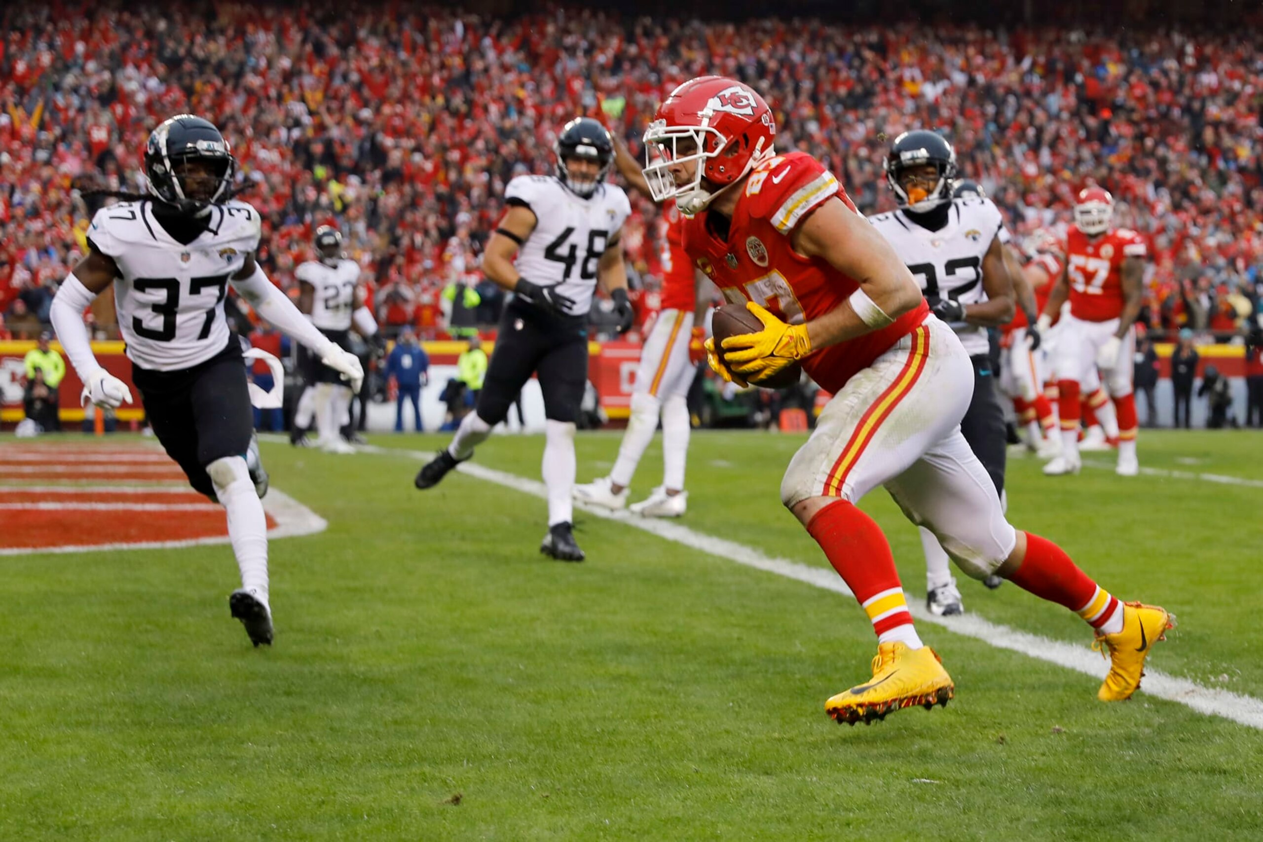 KANSAS CITY, MISSOURI - JANUARY 21: Travis Kelce #87 of the Kansas City Chiefs scores a touchdown against the Jacksonville Jaguars during the second quarter in the AFC Divisional Playoff game at Arrowhead Stadium on January 21, 2023 in Kansas City, Missouri. (Photo by David Eulitt/Getty Images)