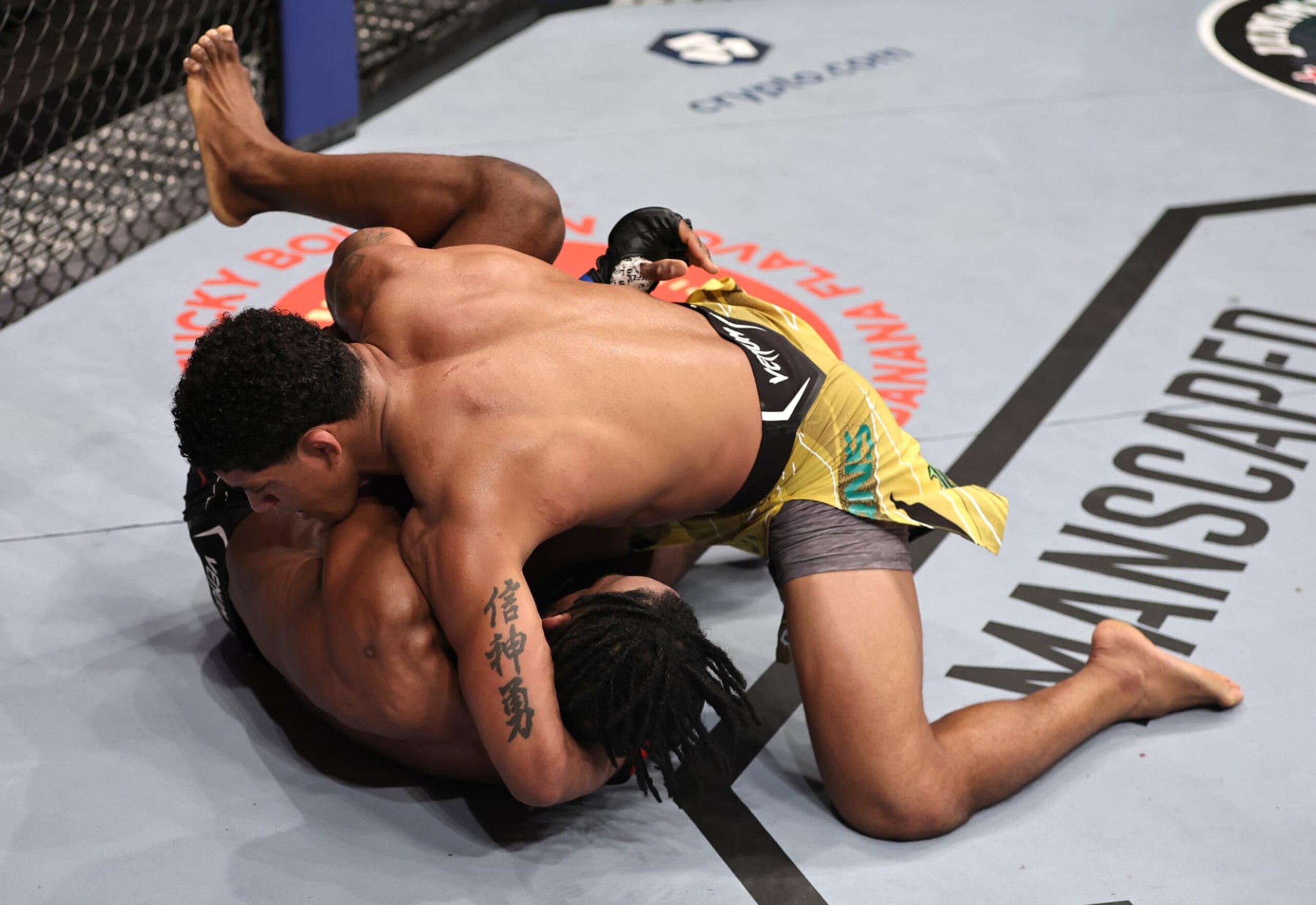 RIO DE JANEIRO, BRAZIL - JANUARY 21: (R-L) Gilbert Burns of Brazil battles Neil Magny in a welterweight fight during the UFC 283 event at Jeunesse Arena on January 21, 2023 in Rio de Janeiro, Brazil. (Photo by Buda Mendes/Zuffa LLC via Getty Images)