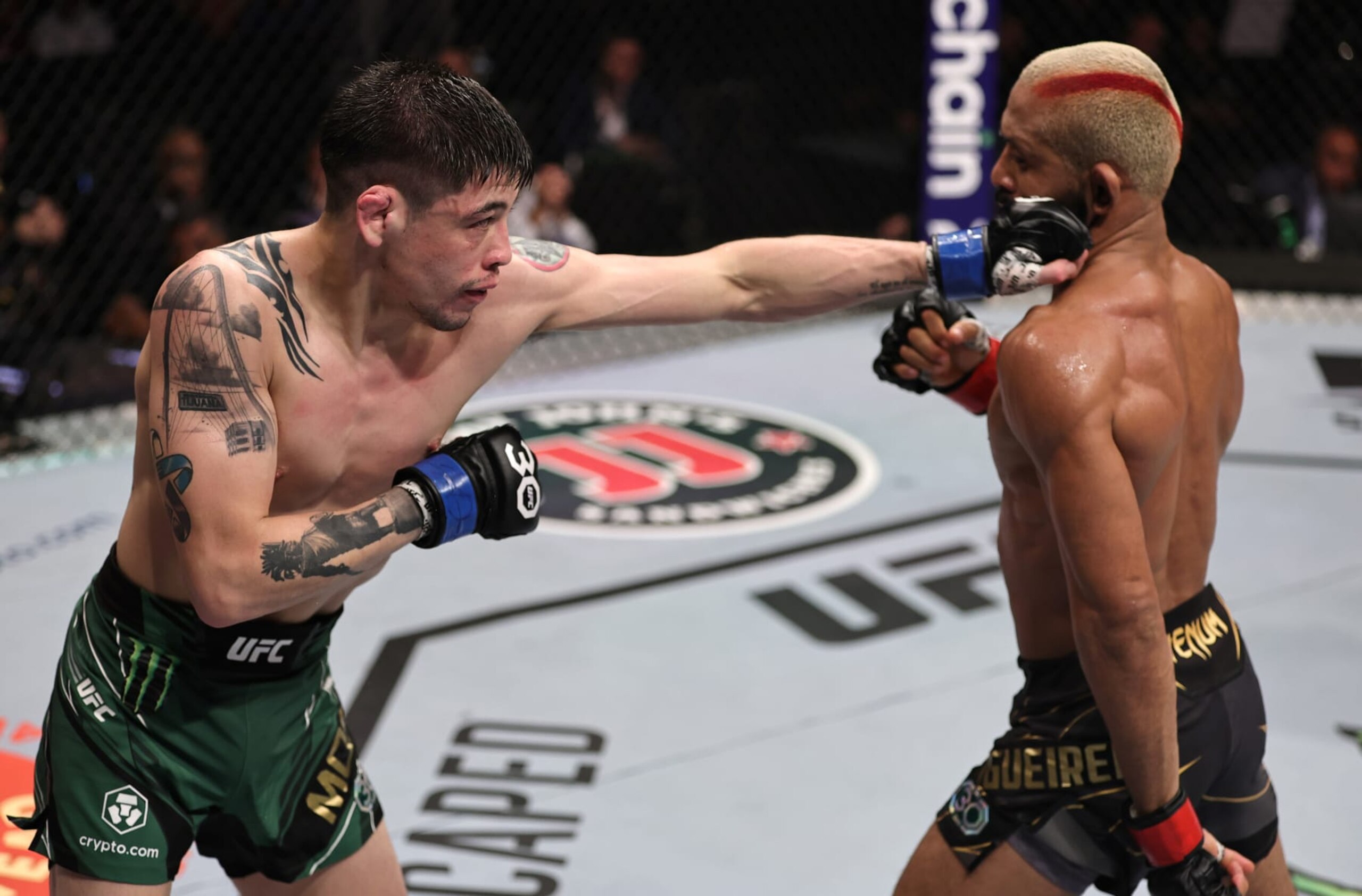 RIO DE JANEIRO, BRAZIL - JANUARY 21: (L-R) Brandon Moreno of Mexico punches Deiveson Figueiredo of Brazil in the UFC flyweight championship fight during the UFC 283 event at Jeunesse Arena on January 21, 2023 in Rio de Janeiro, Brazil. (Photo by Buda Mendes/Zuffa LLC via Getty Images)