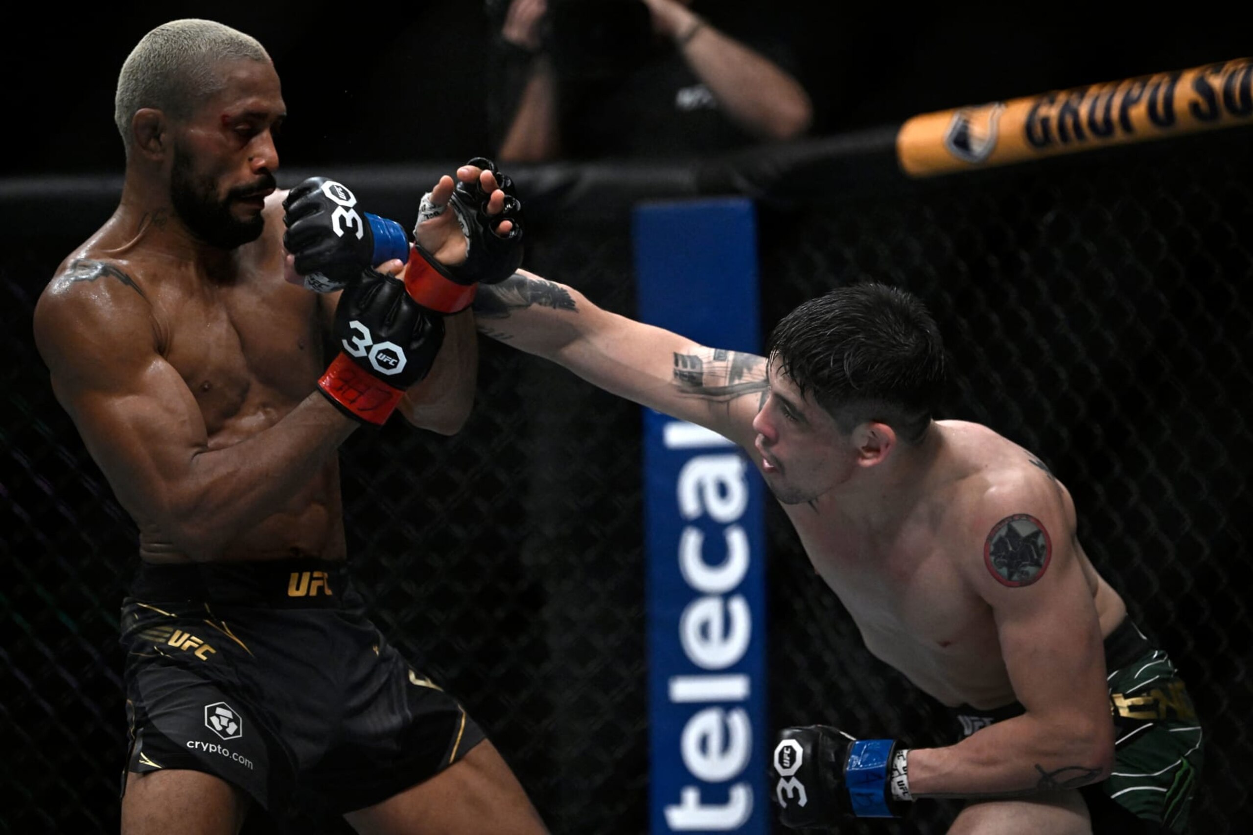 Brazilian Deiveson Figueiredo (L) competes against Mexican Brandon Moreno during their flyweight title bout at the Ultimate Fighting Championship (UFC) event at the Jeunesse Arena in Rio de Janeiro, Brazil, on January 21, 2023. (Photo by MAURO PIMENTEL / AFP) (Photo by MAURO PIMENTEL/AFP via Getty Images)