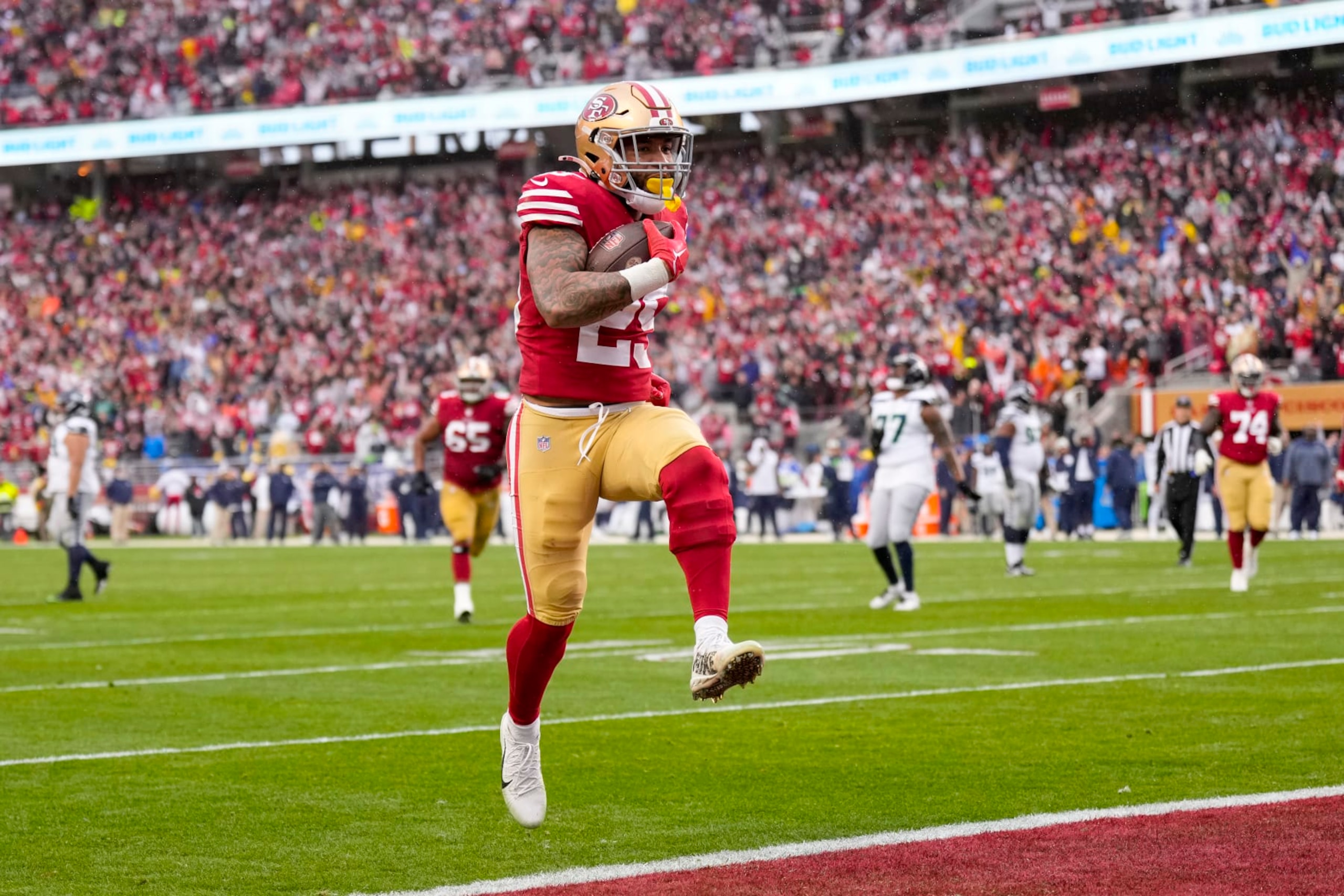 SANTA CLARA, CALIFORNIA - JANUARY 14: Elijah Mitchell #25 of the San Francisco 49ers scores a 7 yard touchdown against the Seattle Seahawks during the fourth quarter in the NFC Wild Card playoff game at Levi's Stadium on January 14, 2023 in Santa Clara, California. (Photo by Thearon W. Henderson/Getty Images)