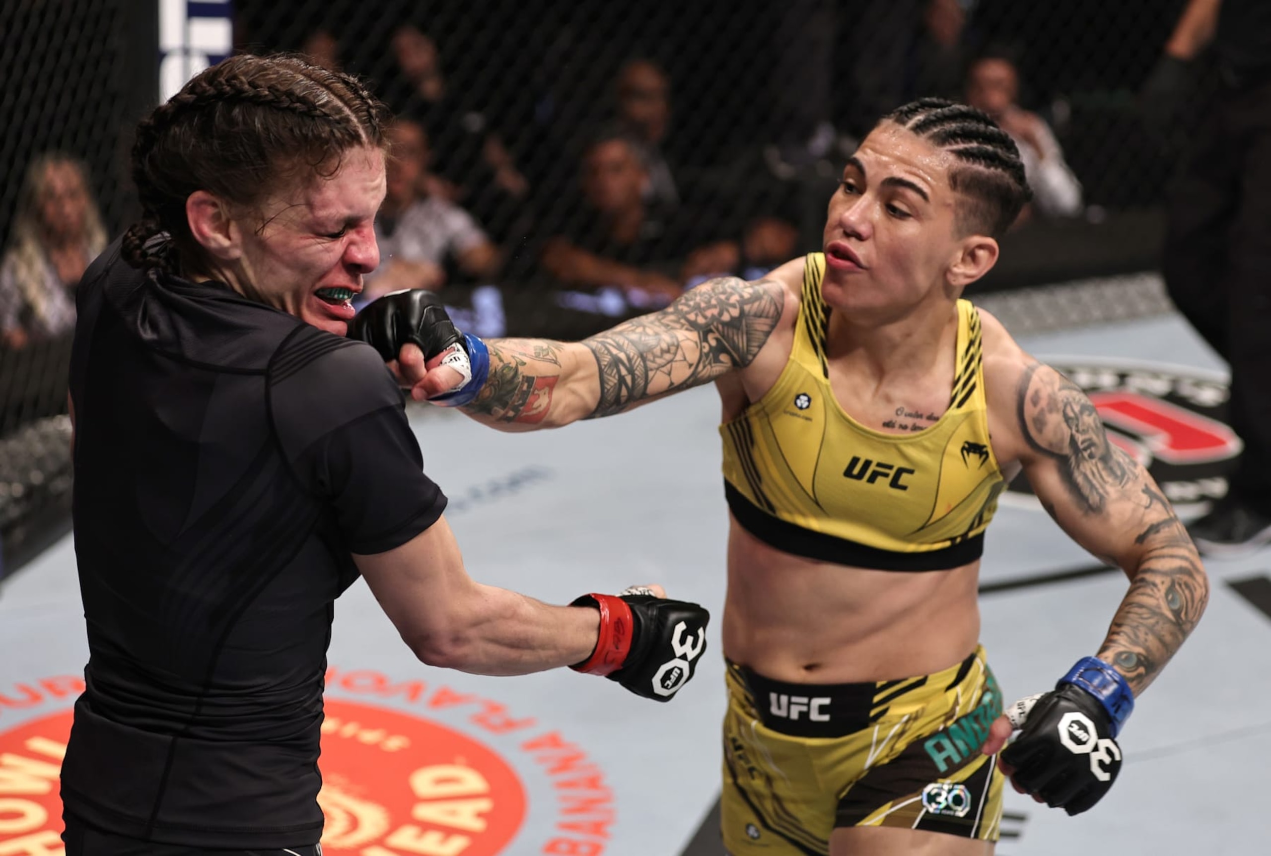 RIO DE JANEIRO, BRAZIL - JANUARY 21: (R-L) Jessica Andrade of Brazil punches Lauren Murphy in a flyweight fight during the UFC 283 event at Jeunesse Arena on January 21, 2023 in Rio de Janeiro, Brazil. (Photo by Buda Mendes/Zuffa LLC via Getty Images)
