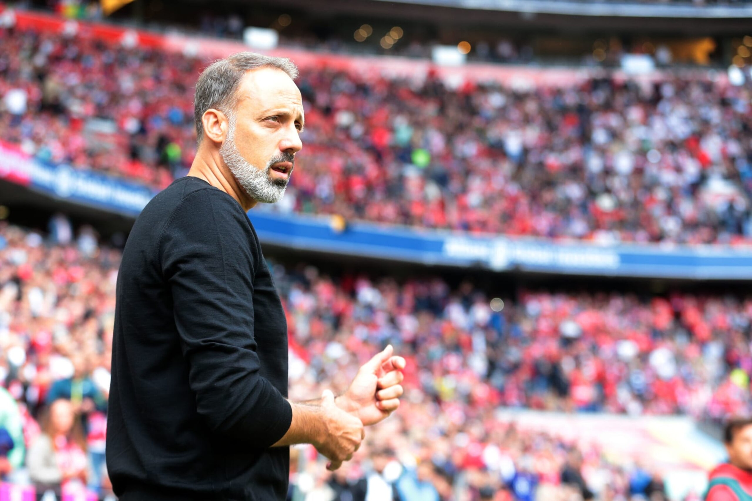 MUNICH, GERMANY - SEPTEMBER 10: head coach Pellegrino Matarazzo of VfB Stuttgart gestures prior to the Bundesliga match between FC Bayern München and VfB Stuttgart at Allianz Arena on September 10, 2022 in Munich, Germany. (Photo by Harry Langer/DeFodi Images via Getty Images) MUNICH, GERMANY - SEPTEMBER 10: head coach Pellegrino Matarazzo of VfB Stuttgart gestures prior to the Bundesliga match between FC Bayern München and VfB Stuttgart at Allianz Arena on September 10, 2022 in Munich, Germany. (Photo by Harry Langer/DeFodi Images via Getty Images)