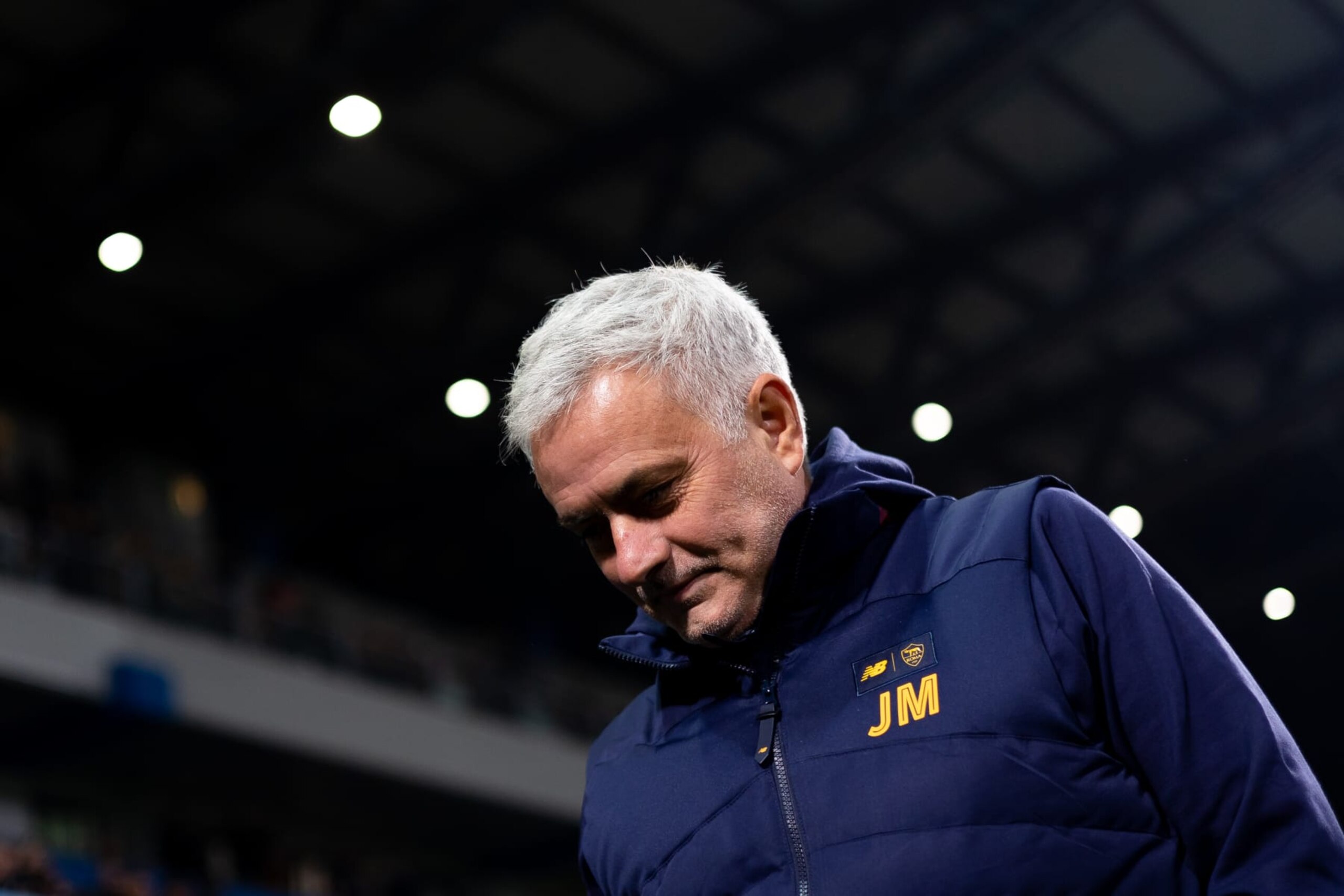 REGGIO NELL'EMILIA, ITALY - NOVEMBER 09: Jose Mourinho, Manager of AS Roma looks on during the Serie A match between US Sassuolo and AS Roma at Mapei Stadium - Citta' del Tricolore on November 09, 2022 in Reggio nell'Emilia, Italy. (Photo by Emmanuele Ciancaglini/Ciancaphoto Studio/Getty Images) REGGIO NELL'EMILIA, ITALY - NOVEMBER 09: Jose Mourinho, Manager of AS Roma looks on during the Serie A match between US Sassuolo and AS Roma at Mapei Stadium - Citta' del Tricolore on November 09, 2022 in Reggio nell'Emilia, Italy. (Photo by Emmanuele Ciancaglini/Ciancaphoto Studio/Getty Images)