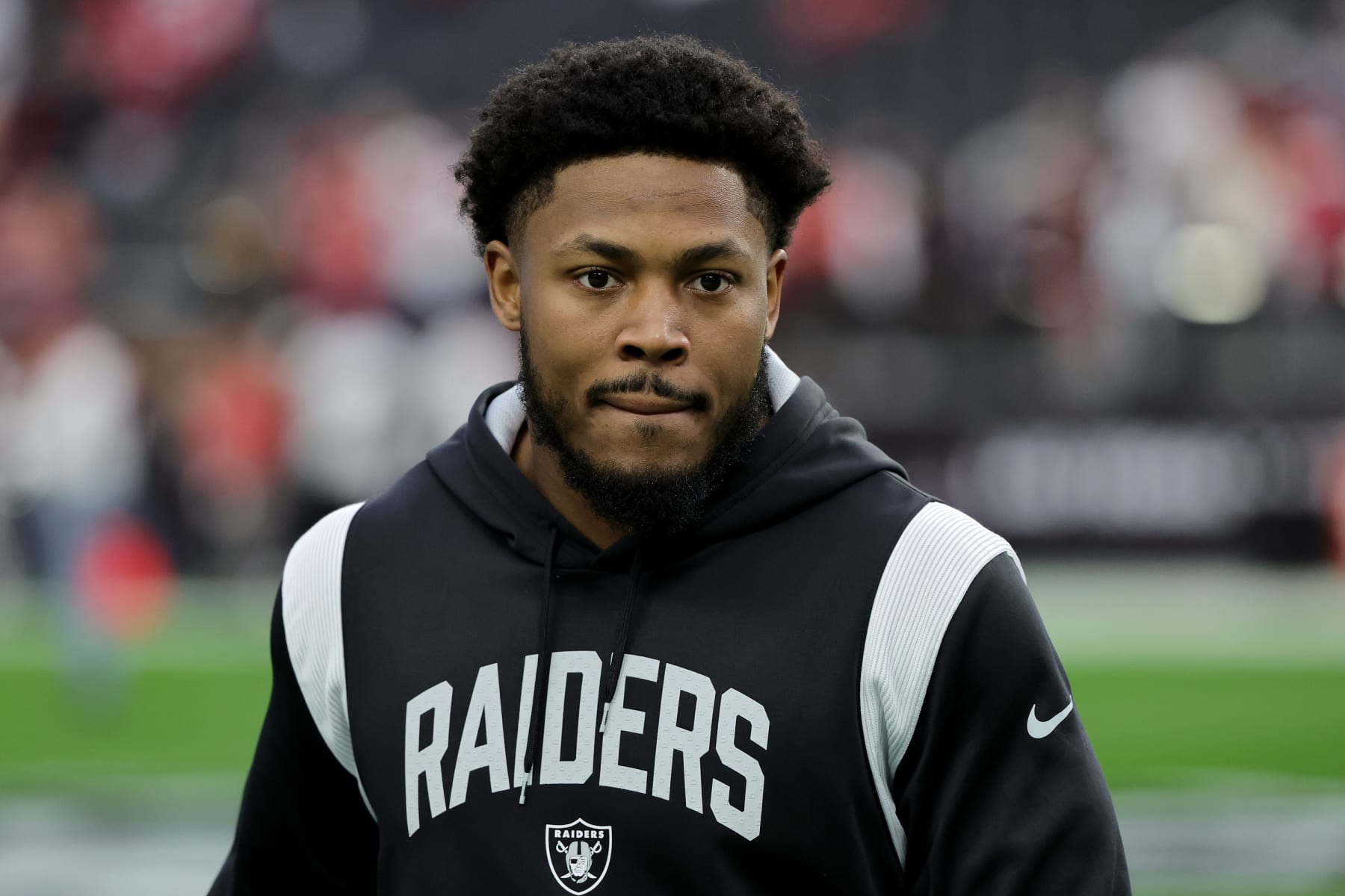LAS VEGAS, NEVADA - JANUARY 01: Josh Jacobs #28 of the Las Vegas Raiders warms up prior to a game against the San Francisco 49ers at Allegiant Stadium on January 01, 2023 in Las Vegas, Nevada. (Photo by Ethan Miller/Getty Images)
