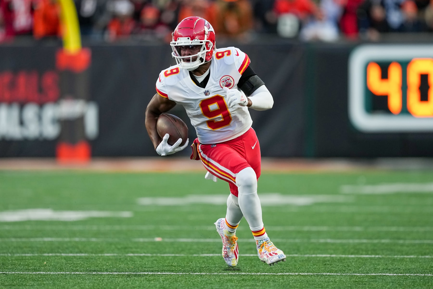 CINCINNATI, OHIO - DECEMBER 04: JuJu Smith-Schuster #9 of the Kansas City Chiefs runs with the ball in the first quarter against the Cincinnati Bengals at Paycor Stadium on December 04, 2022 in Cincinnati, Ohio. (Photo by Dylan Buell/Getty Images)