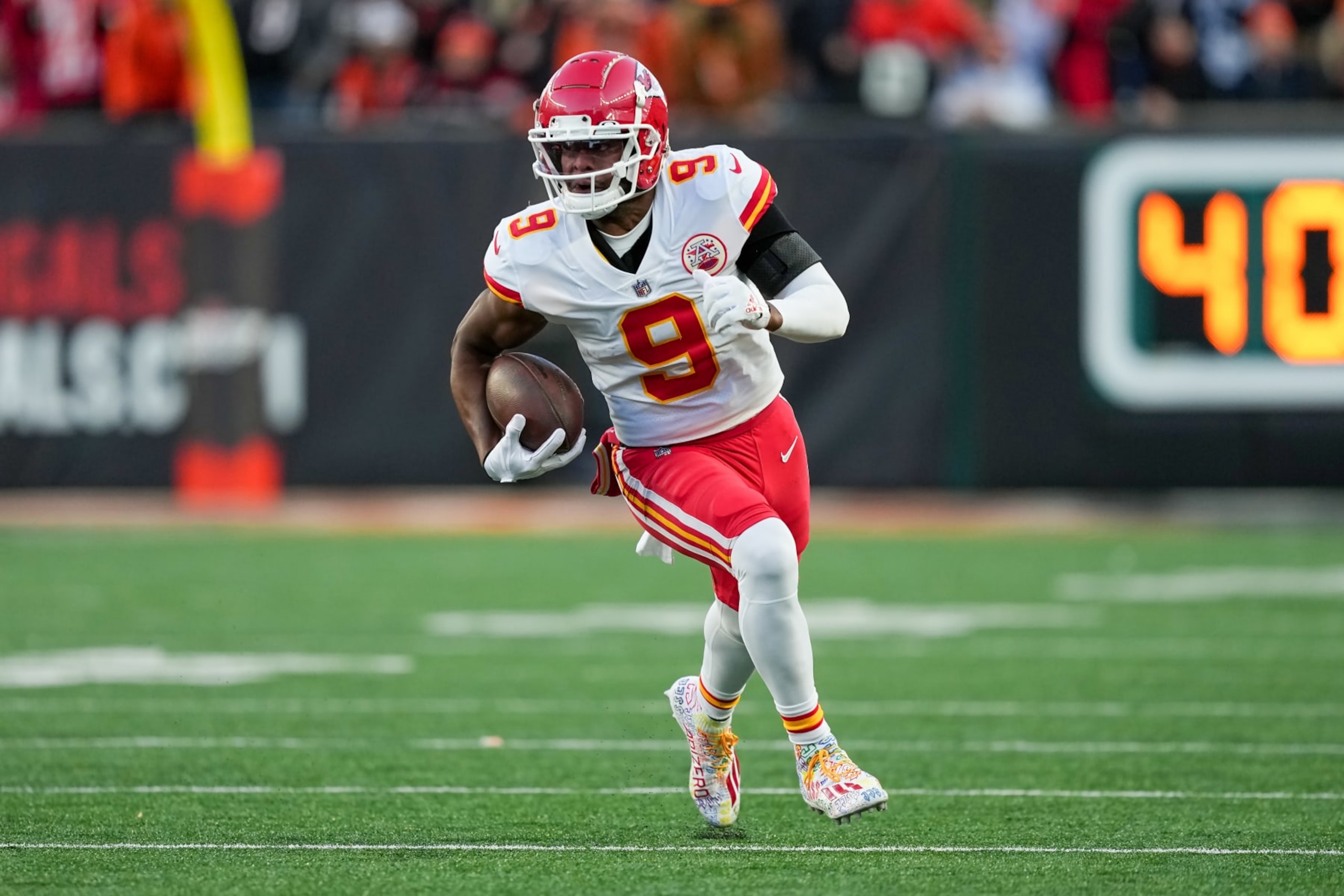 CINCINNATI, OHIO - DECEMBER 04: JuJu Smith-Schuster #9 of the Kansas City Chiefs runs with the ball in the first quarter against the Cincinnati Bengals at Paycor Stadium on December 04, 2022 in Cincinnati, Ohio. (Photo by Dylan Buell/Getty Images) CINCINNATI, OHIO - DECEMBER 04: JuJu Smith-Schuster #9 of the Kansas City Chiefs runs with the ball in the first quarter against the Cincinnati Bengals at Paycor Stadium on December 04, 2022 in Cincinnati, Ohio. (Photo by Dylan Buell/Getty Images)