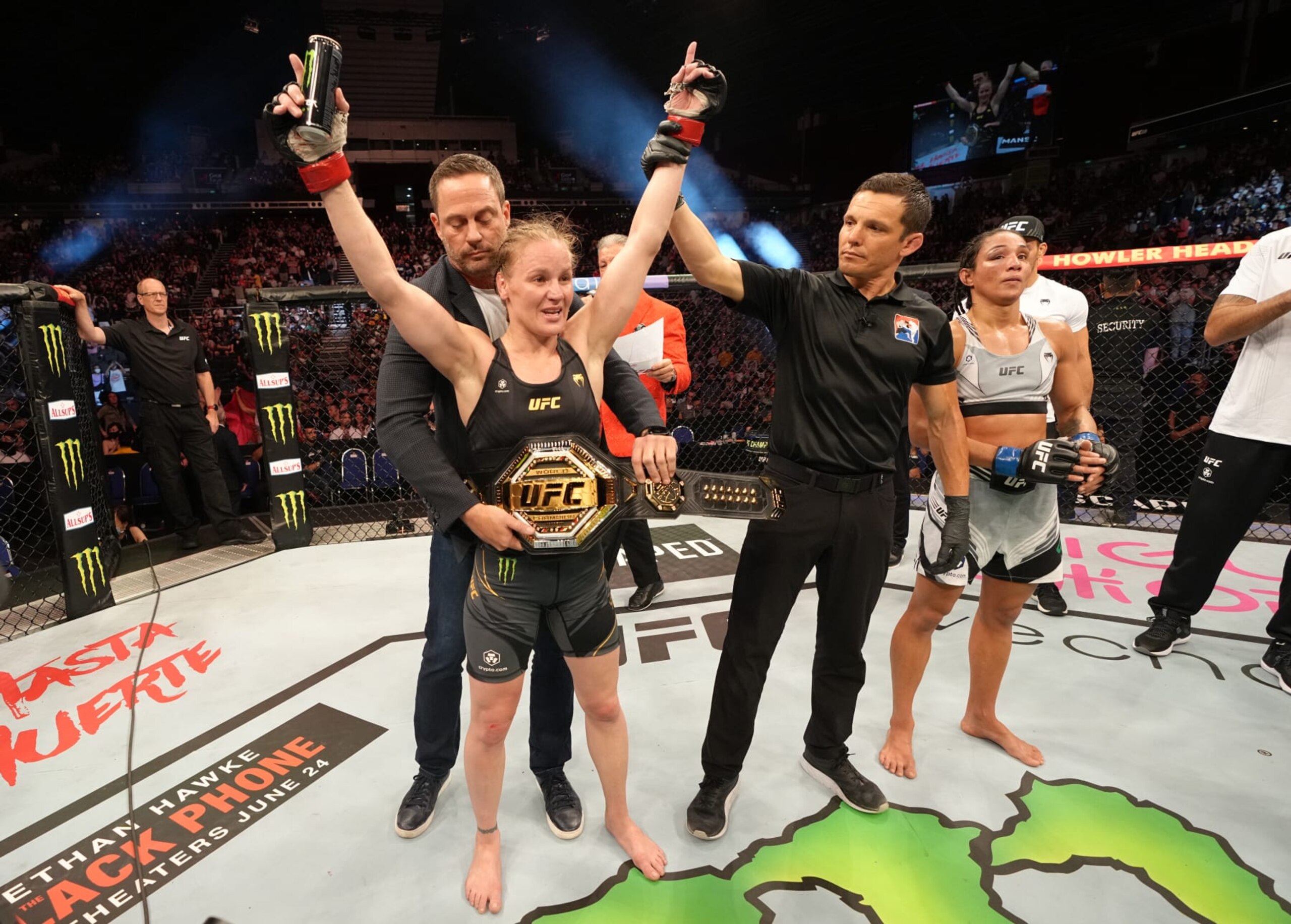 Valentina Shevchenko defeats Taila Santos.
