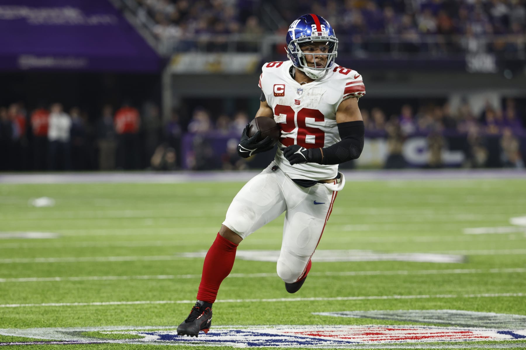 MINNEAPOLIS, MINNESOTA - JANUARY 15: Saquon Barkley #26 of the New York Giants rushes during the fourth quarter against the Minnesota Vikings in the NFC Wild Card playoff game at U.S. Bank Stadium on January 15, 2023 in Minneapolis, Minnesota. (Photo by David Berding/Getty Images)