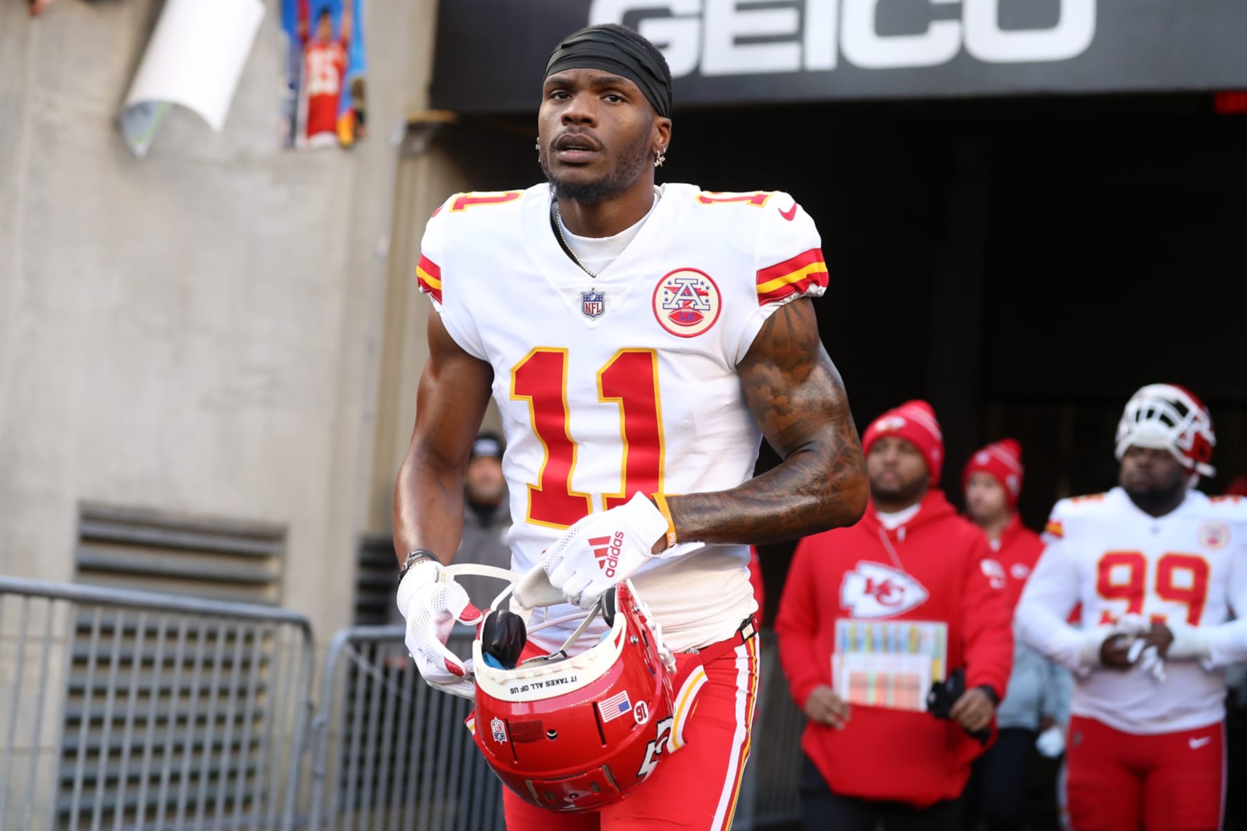 CINCINNATI, OH - DECEMBER 04: Kansas City Chiefs wide receiver Marquez Valdes-Scantling (11) runs onto the field before the game against the Kansas City Chiefs and the Cincinnati Bengals on December 4, 2022, at the Paycor Stadium in Cincinnati, OH. (Photo by Ian Johnson/Icon Sportswire via Getty Images)