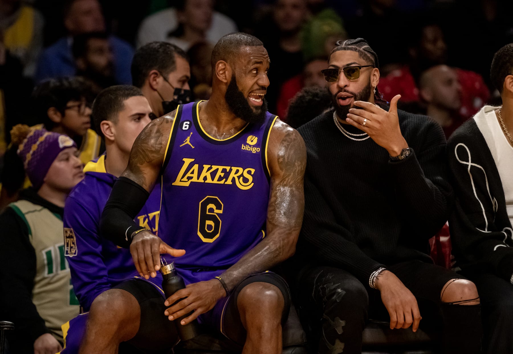 LOS ANGELES, CA - DECEMBER 23, 2022: Injured Los Angeles Lakers forward Anthony Davis chats with Los Angeles Lakers forward LeBron James (6) on the bench during the game against the Charlotte Hornets at Crypto.com Arena on December 23, 2022 in Los Angeles, California. (Gina Ferazzi / Los Angeles Times via Getty Images)