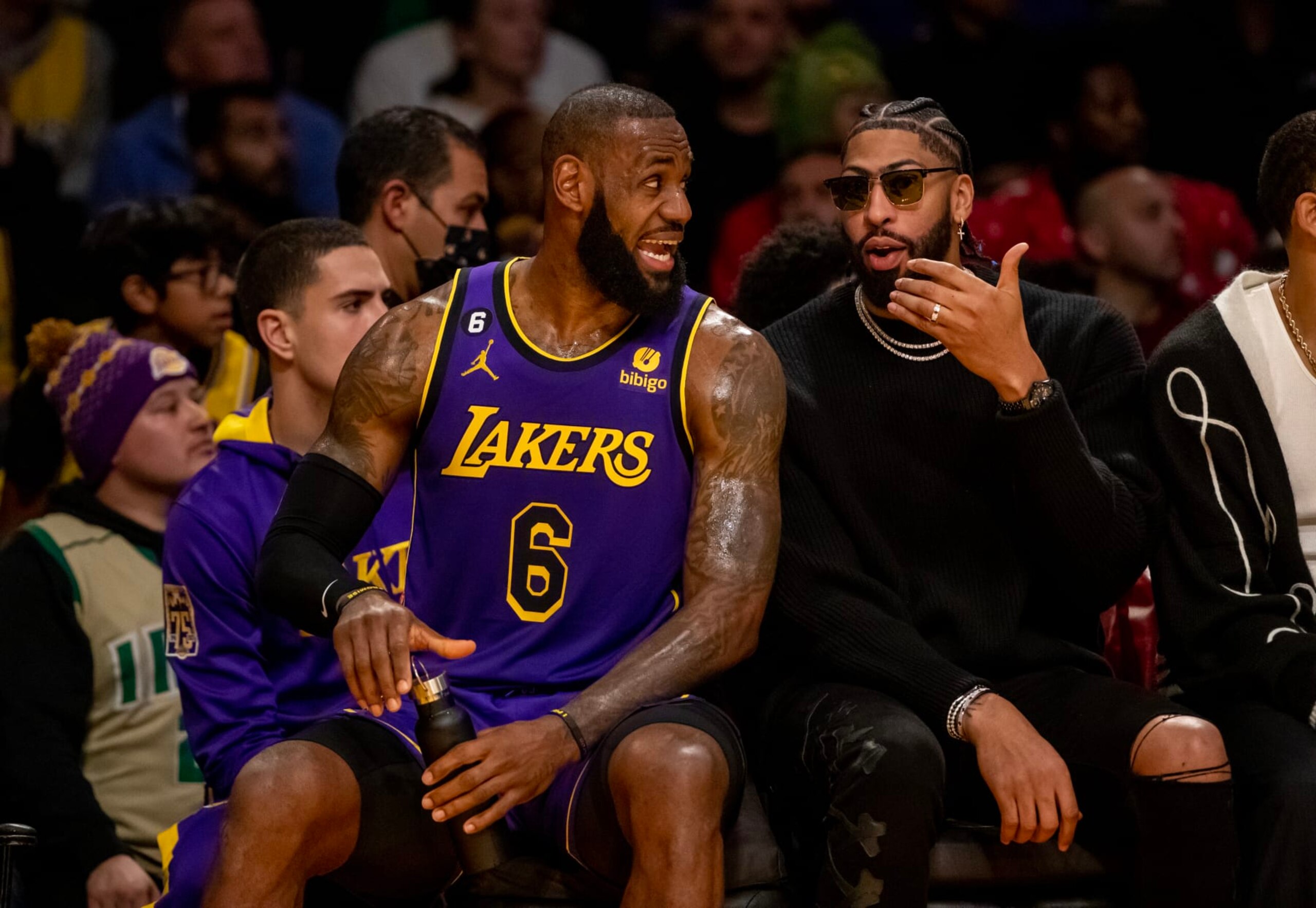 LOS ANGELES, CA - DECEMBER 23, 2022: Injured Los Angeles Lakers forward Anthony Davis chats with Los Angeles Lakers forward LeBron James (6) on the bench during the game against the Charlotte Hornets at Crypto.com Arena on December 23, 2022 in Los Angeles, California. (Gina Ferazzi / Los Angeles Times via Getty Images)