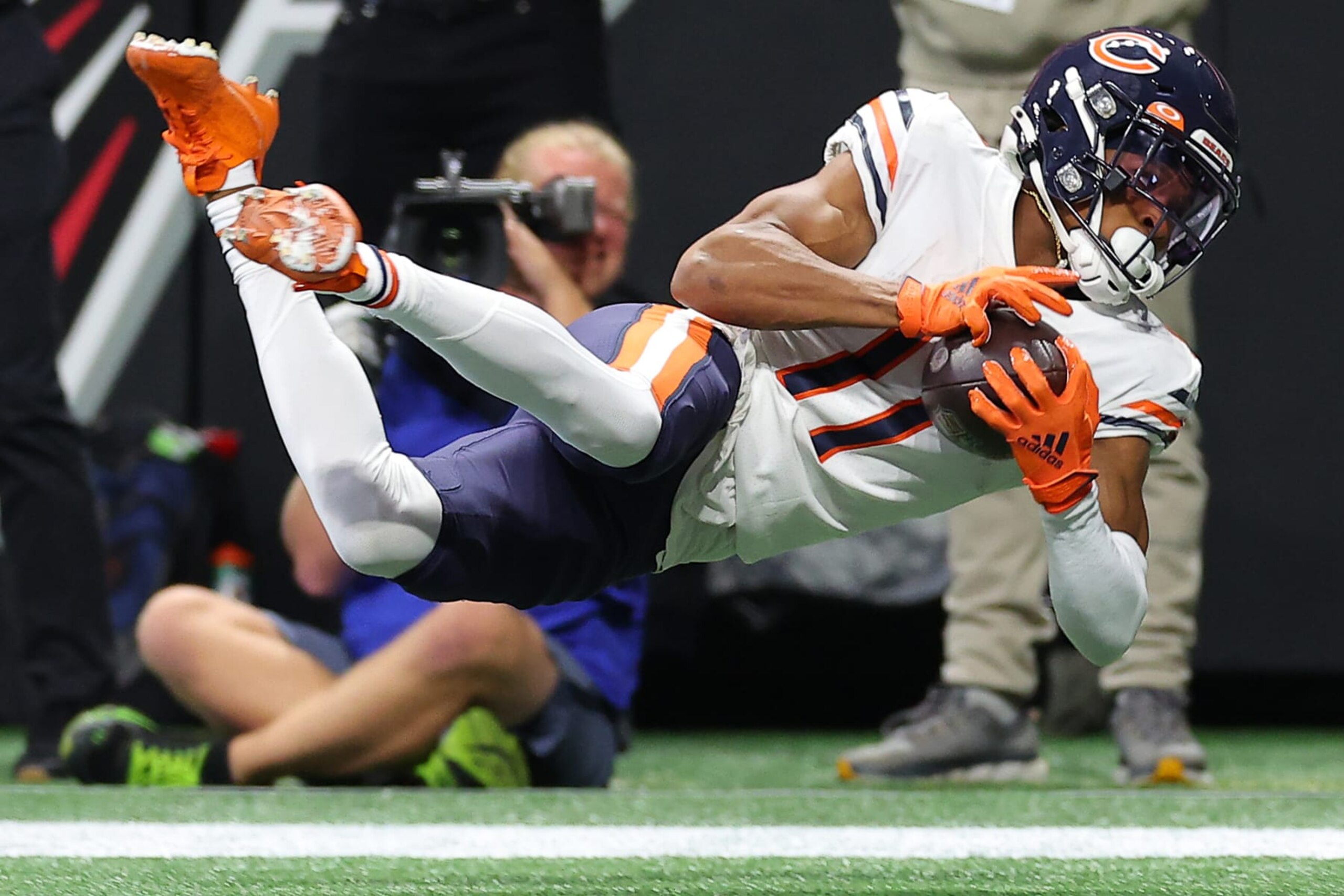 ATLANTA, GEORGIA - NOVEMBER 20: Darnell Mooney #11 of the Chicago Bears catches a touchdown pass during the first quarter against the Atlanta Falcons at Mercedes-Benz Stadium on November 20, 2022 in Atlanta, Georgia. (Photo by Kevin C. Cox/Getty Images) ATLANTA, GEORGIA - NOVEMBER 20: Darnell Mooney #11 of the Chicago Bears catches a touchdown pass during the first quarter against the Atlanta Falcons at Mercedes-Benz Stadium on November 20, 2022 in Atlanta, Georgia. (Photo by Kevin C. Cox/Getty Images)