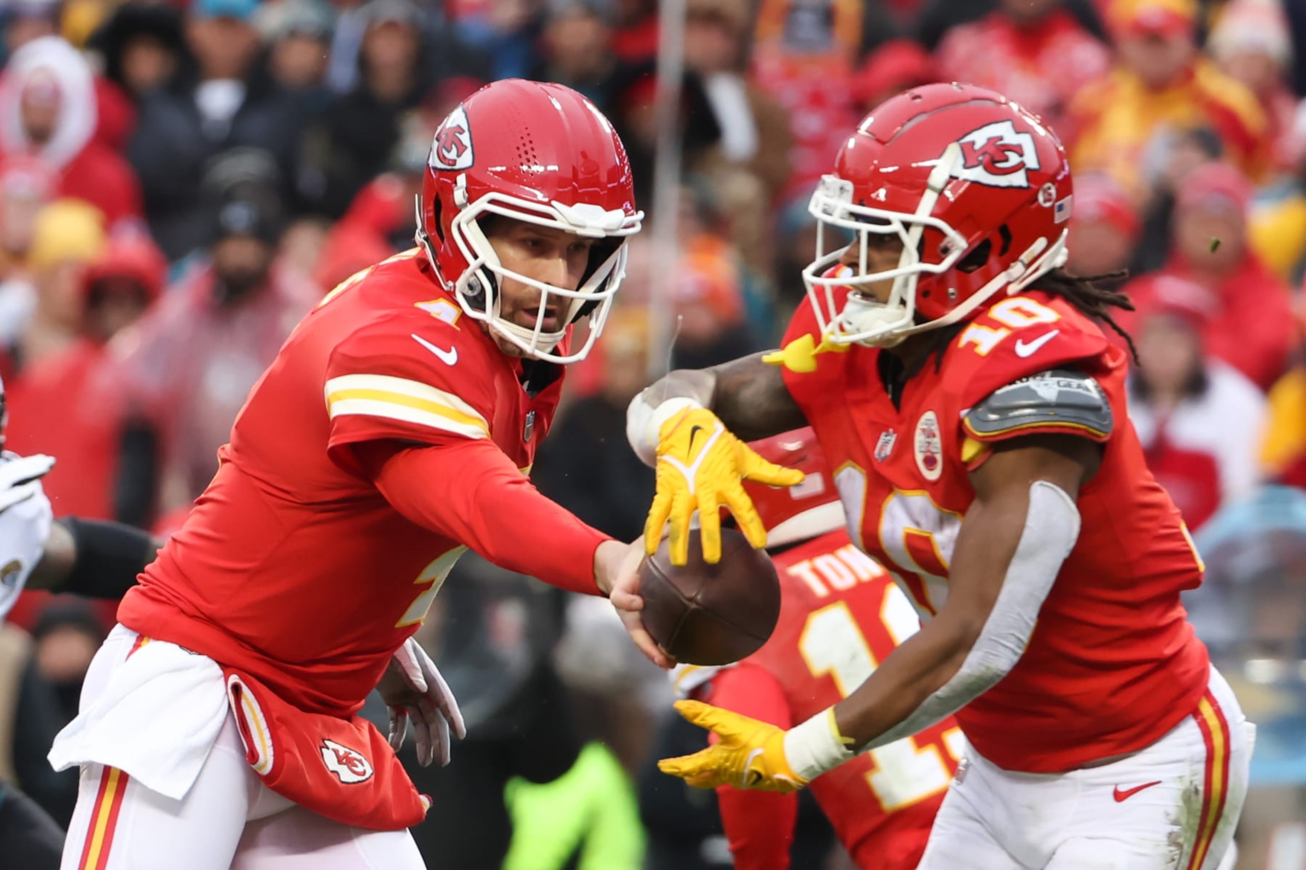 KANSAS CITY, MO - JANUARY 21: Kansas City Chiefs quarterback Chad Henne (4) hands off to running back Isiah Pacheco (10) in the second quarter of an AFC divisional playoff game between the Jacksonville Jaguars and Kansas City Chiefs on January 21, 2023 at GEHA Field at Arrowhead Stadium in Kansas City, MO. (Photo by Scott Winters/Icon Sportswire via Getty Images)