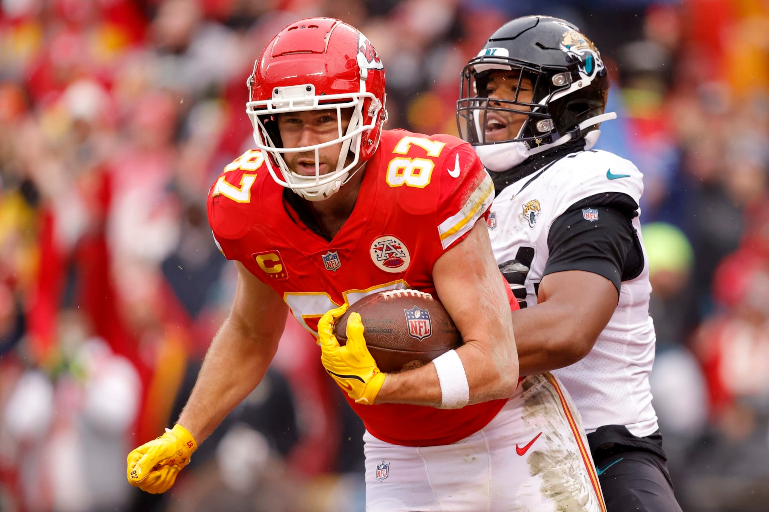 KANSAS CITY, MISSOURI - JANUARY 21: Travis Kelce #87 of the Kansas City Chiefs catches an 8 yard touchdown pass against the Jacksonville Jaguars during the first quarter in the AFC Divisional Playoff game at Arrowhead Stadium on January 21, 2023 in Kansas City, Missouri. (Photo by David Eulitt/Getty Images)