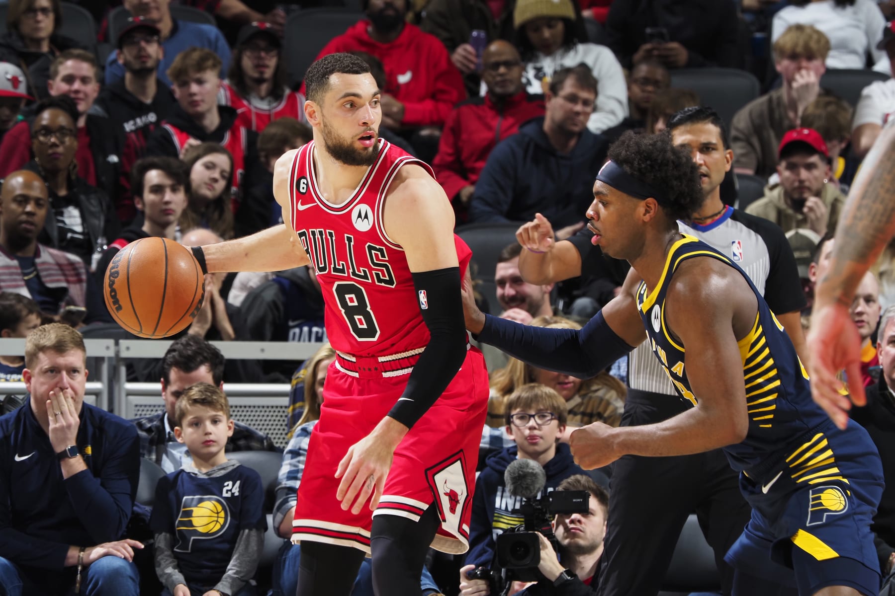 INDIANAPOLIS, IN - JANUARY 24: Zach LaVine #8 of the Chicago Bulls dribbles the ball during the game against the Indiana Pacers on January 24, 2023 at Gainbridge Fieldhouse in Indianapolis, Indiana. NOTE TO USER: User expressly acknowledges and agrees that, by downloading and or using this Photograph, user is consenting to the terms and conditions of the Getty Images License Agreement. Mandatory Copyright Notice: Copyright 2022 NBAE (Photo by Ron Hoskins/NBAE via Getty Images)