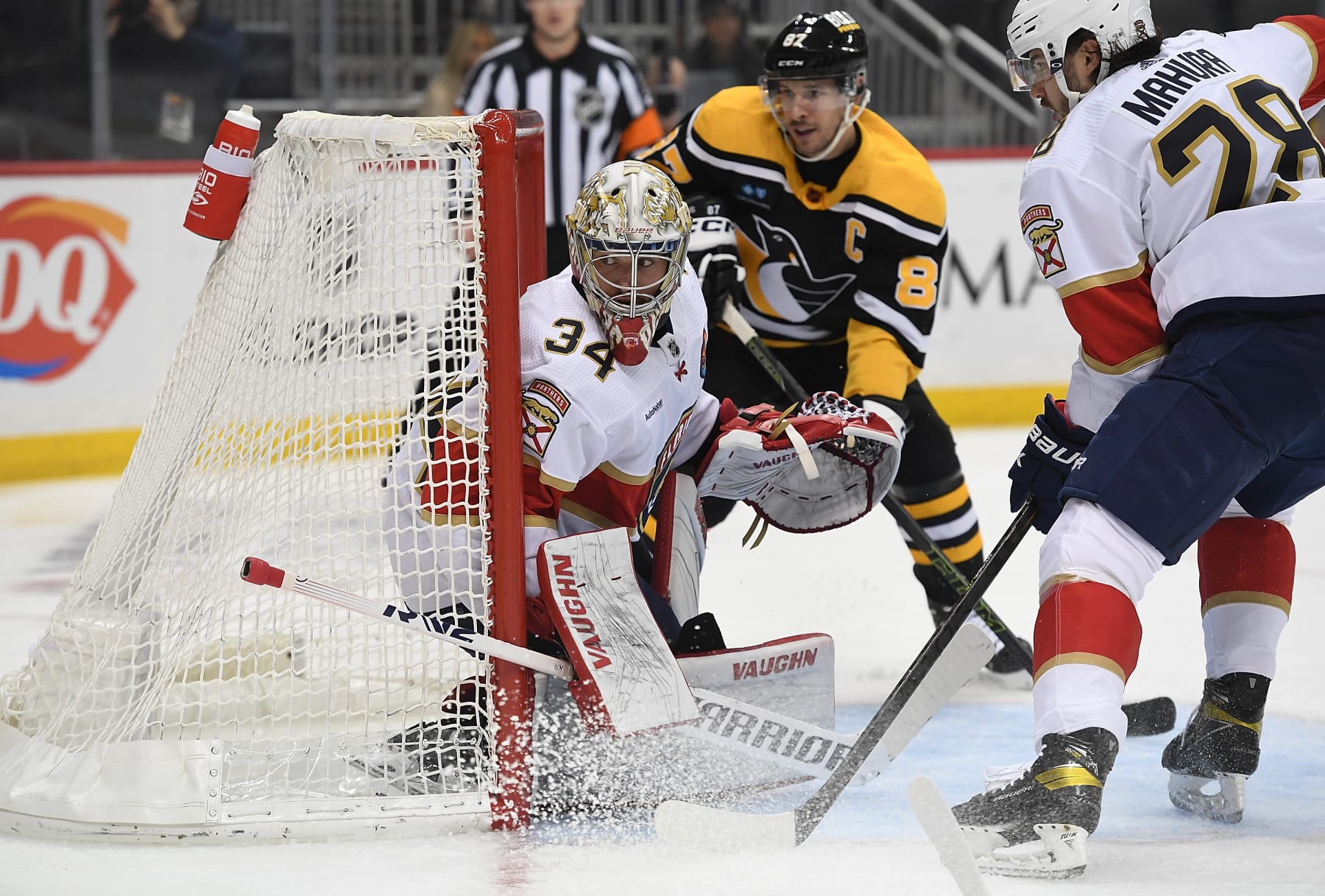 PITTSBURGH, PA - JANUARY 24: Alex Lyon #34 of the Florida Panthers tends goal in the first period during the game against the Pittsburgh Penguins at PPG PAINTS Arena on January 24, 2023 in Pittsburgh, Pennsylvania. (Photo by Justin Berl/Getty Images)
