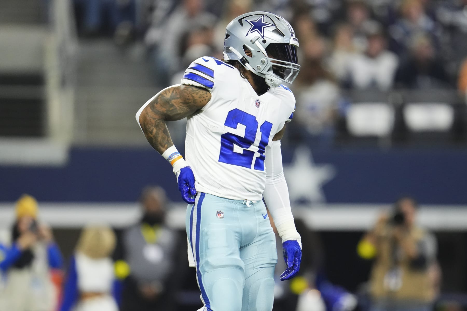 ARLINGTON, TX - DECEMBER 24: Ezekiel Elliott #21 of the Dallas Cowboys gets set against the Philadelphia Eagles at AT&T Stadium on December 24, 2022 in Arlington, Texas. (Photo by Cooper Neill/Getty Images)
