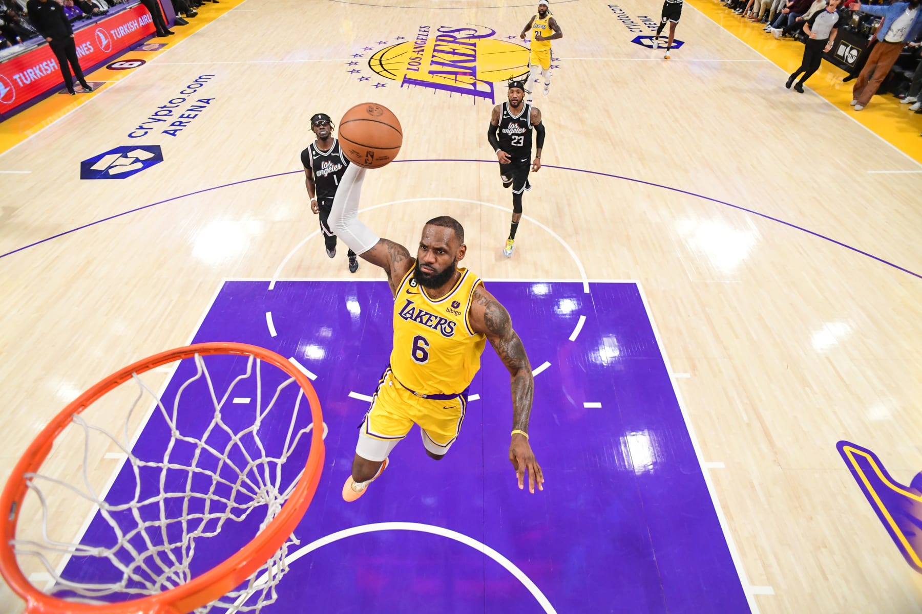 LOS ANGELES, CA - JANUARY 24:  LeBron James #6 of the Los Angeles Lakers drives to the basket during the game against the LA Clippers on January 24, 2023 at Crypto.Com Arena in Los Angeles, California. NOTE TO USER: User expressly acknowledges and agrees that, by downloading and/or using this Photograph, user is consenting to the terms and conditions of the Getty Images License Agreement. Mandatory Copyright Notice: Copyright 2023 NBAE (Photo by Adam Pantozzi/NBAE via Getty Images)
