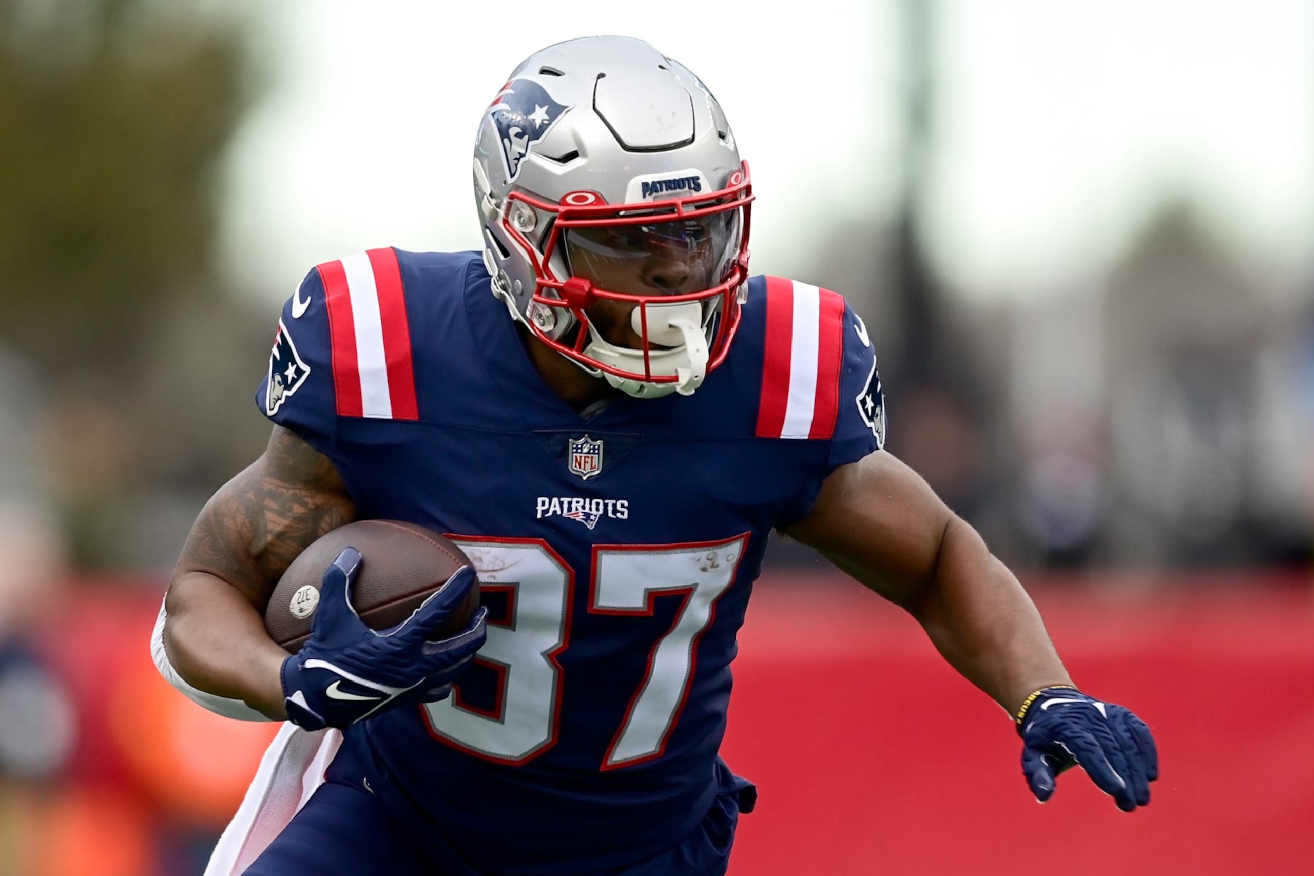 FOXBOROUGH, MASSACHUSETTS - JANUARY 01: Damien Harris #37 of the New England Patriots runs against the Miami Dolphins during the first half at Gillette Stadium on January 01, 2023 in Foxborough, Massachusetts. (Photo by Billie Weiss/Getty Images)
