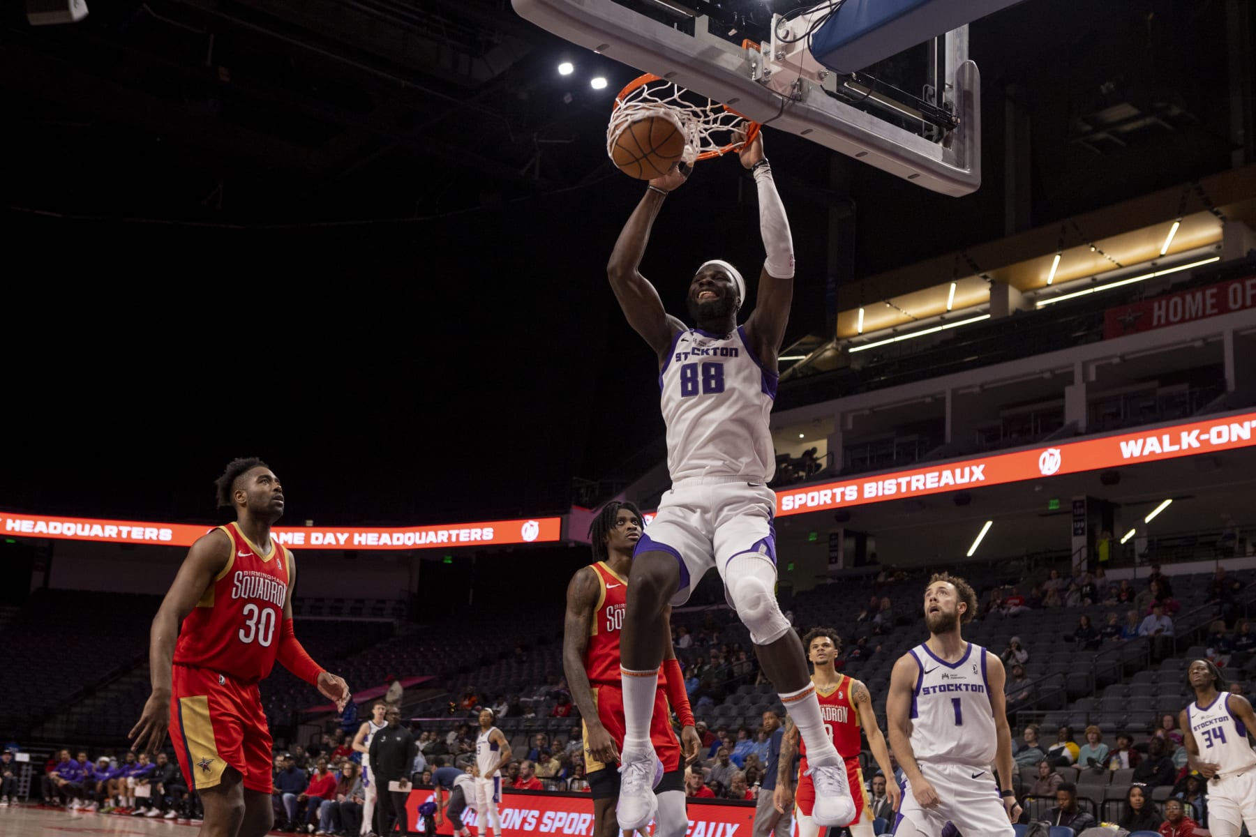 Neemias Queta, Stockton Kings
